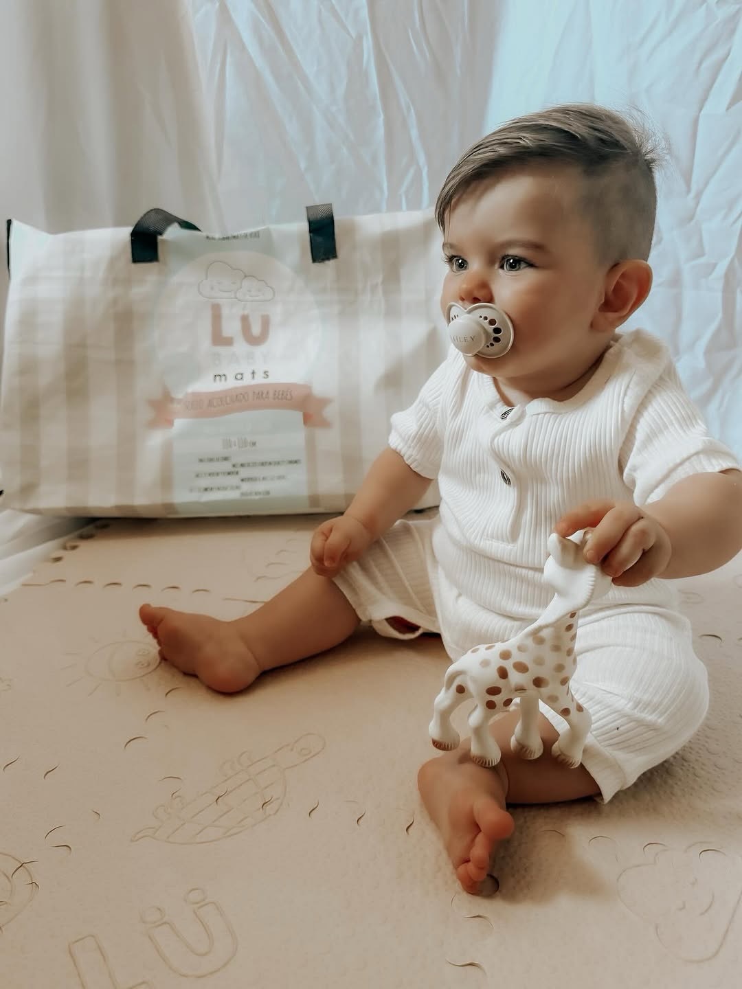 ✨ Petit Gentleman en action
Hailey, tan peinadito y elegante como siempre 😍
Listo para jugar, explorar y conquistar su mundo… ¡desde su mat beige favorito!
📸 @unpetitsixieme_
#bébéstylé
#momentdejeu
#tapisbebe
#lubabymats
#universdenfant