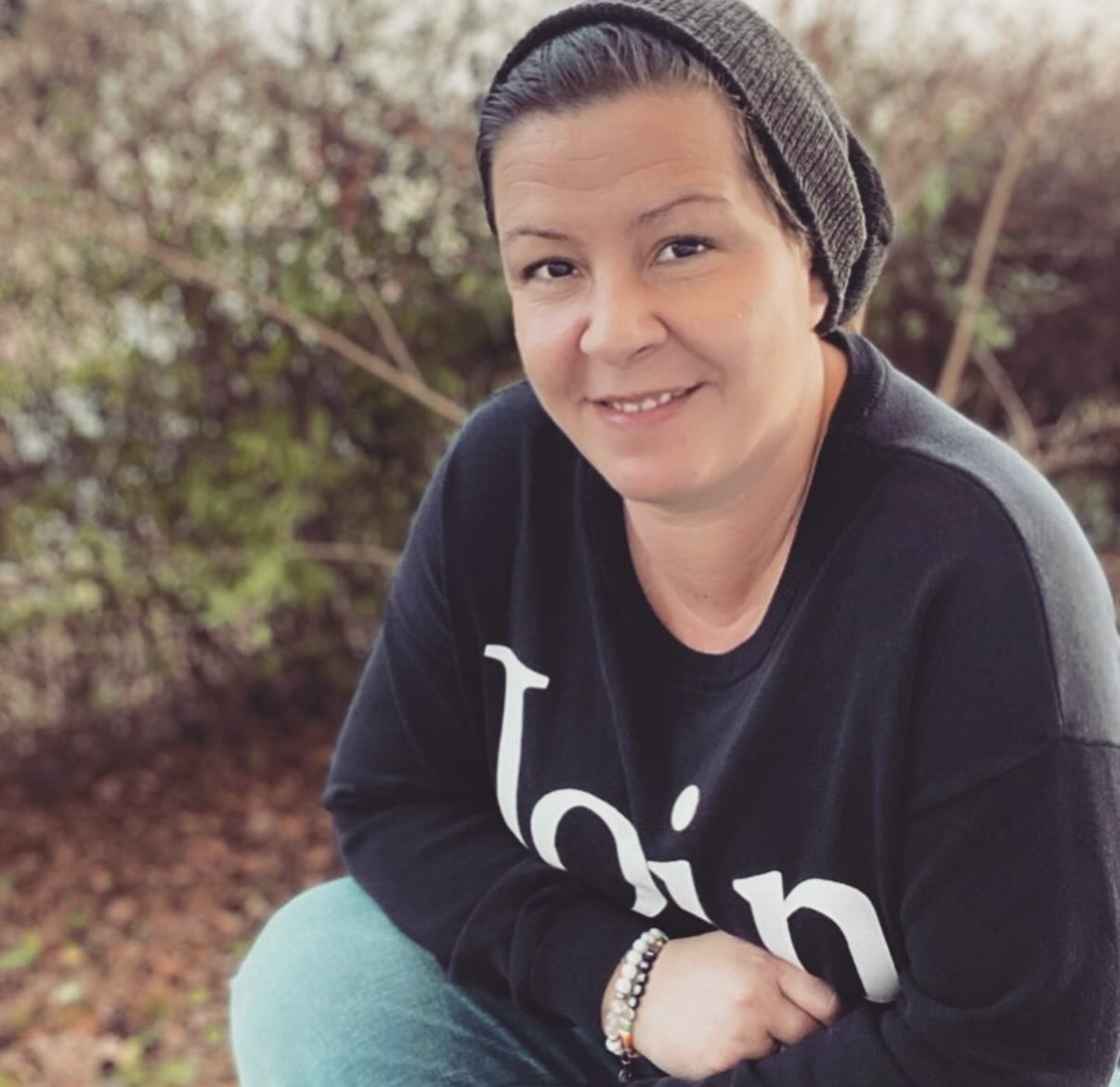 När min läkningsresa började 2006 stod jag utan yttre stöd. Ingen terapi, inga verktyg och ingen jag fullt ut kunde prata med. Det som fanns var en stark inre drivkraft att förstå, läka och finna frid. Steg för steg började jag finna egna vägar till helande. Jag prövade, föll, reste mig och fortsatte. Det tog ungefär elva år att lösa upp de djupaste lagren av min egen historia, och det mest fascinerande i efterhand är att svaren hela tiden fanns där, inbäddade i min egen berättelse. Det som saknades var nycklarna, metoden och förståelsen för hur jag skulle låsa upp det som varit dolt.
När rätt nycklar väl föll på plats förändrades allt. I dag är det en av de största gåvorna i mitt arbete att få bevittna hur människor läker, växer och återknyter till sin egen kraft. Många som kommer till mig beskriver att de känner sig både sedda och hörda, och jag tror att det bottnar i igenkänning och sann förståelse. Där trygghet får uppstå kan läkning börja. Det var också därifrån mina föreläsningar föddes, bland annat “När kroppen klagar och själen lider”, ur en önskan att synliggöra sambandet mellan inre sår och kroppens signaler. För igenkänning väcker insikter, öppnar hjärtan och skapar mod till transformation.
Min intention har alltid varit att dela autentiskt. Metoderna jag själv använde har visat sig fungera även för andra, och syftet har alltid varit att bidra, att sträcka ut en hand till världen med sårbarhet, mod, kärlek och äkthet. Men att kliva fram har inte varit självklart. Jag stretade emot länge, ville varken synas eller höras. Men livet fortsatte att kalla, och till slut förstod jag att det här inte bara handlade om mig.
I dag känner jag en djup tacksamhet över det beslutet. Att få bevittna den utveckling så många av er gör är en gåva. Samtidigt är det viktigt att minnas att läkning är en livslång resa där nya lager, lärdomar och speglingar fortsätter att öppna sig. Det är alltid du som skapar din egen förändring. Jag är bara en hjälpande hand, en vägvisare vid din sida.
Soul & Pathfinder 🤍
🙏🏻Tack för ert förtroende och ert mod att möta er själva tillsammans med mig.
Läs mer på NYA hemsidan ↙️
www.veronicadurango.se
#heal#transformation