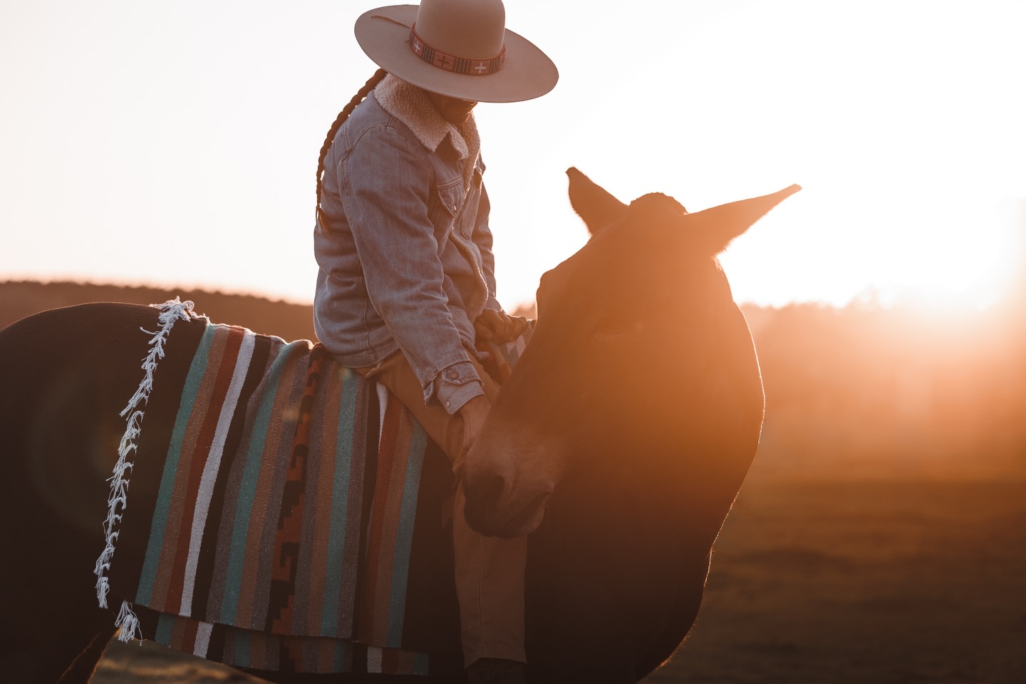 On ne cherche pas à s’échapper.
On cherche l’air.
L’espace.
La lumière qui tombe sur les grands paysages 🌅
Ce moment où le ciel s’étire et où tout devient plus simple.
La liberté, c’est ça.
Se sentir exactement là où on doit être 🪶
Shooting de folie by @c.detrez_photo_video
Modèle @bobby_mouli
Couverture Waco 🫶
#cowboy #lifestyle #westernstyle