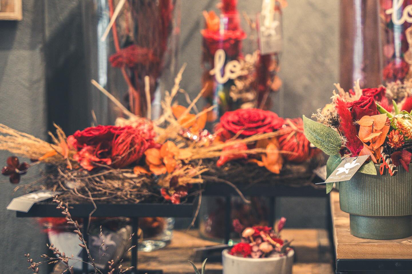 🌹 Saint-Valentin & Carnaval 🎭
Pour vos fleurs de la Saint-Valentin, notre boutique restera ouverte durant le cortège de samedi — vous y trouverez de quoi faire fondre les cœurs à coup sûr!
Cette année, la fête des amoureux coïncide avec une autre grande tradition chère aux Valaisans : le samedi de Carnaval. Entre les défilés, l’ambiance festive et les accès parfois compliqués en ville, il sera plus difficile que d’habitude de retirer ou de faire livrer un bouquet le jour même. Pensez donc à anticiper selon les horaires des cortèges.
Afin de garantir une surprise parfaite à votre moitié, nous vous conseillons de précommander dès maintenant vos bouquets — en retrait boutique ou en livraison à domicile.
Les livraisons en ville pourraient être perturbées et l’accès à la boutique parfois délicat, mais soyez assurés que nous ferons le maximum pour honorer chaque commande dans les temps ❤️
Des Lys & Délices
Place du Midi 37
!1950 Sion
+41 27 322 08 22
info@fleursion.ch
www.fleursion.ch
Découvrez aussi nos univers sur Instagram :
Wedding : @deslysetdelices_wedding
Boutique : @deslysetdelices_boutique
📸 Photo : @kevinjaggin.raw
#SaintValentin #Carnaval #Sion #Fleurs #Florist
Love ValentinesDay RedRos
