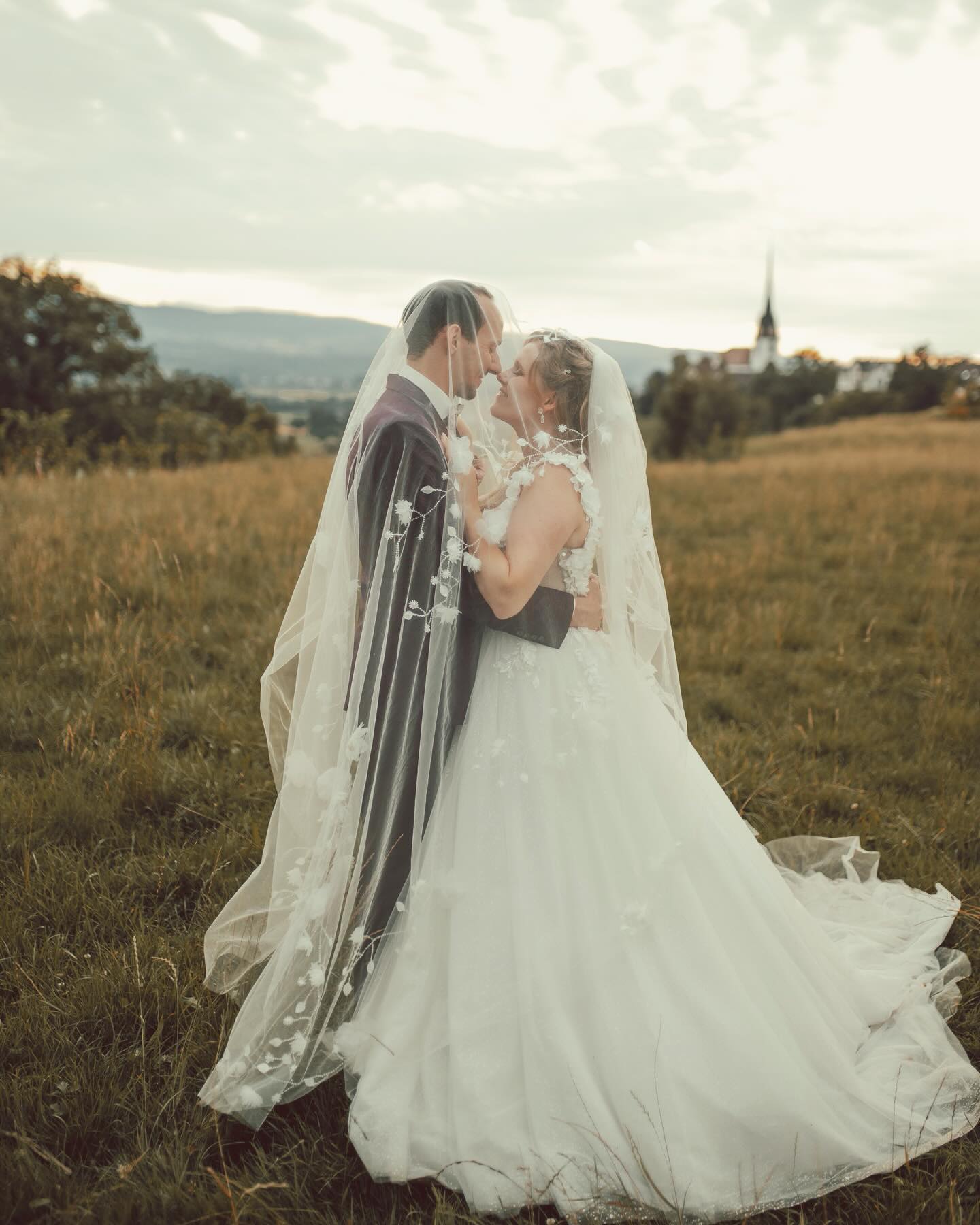 Eine wunderschöne Juli-Hochzeit im letzten Jahr ✨💍
Sommerluft, ganz viel Liebe und so viele echte, berührende Momente.
Dieser Tag war einfach etwas ganz Besonderes – voller Lachen, Freudentränen und Herzensmenschen.
Vielen Dank euch beiden für euer Vertrauen und dafür, dass ich euch an diesem so wichtigen Tag begleiten durfte. Es war mir eine riesige Ehre, eure Geschichte festzuhalten 🤍
Diese Erinnerungen bleiben für euch und für immer.
Und dieses wunderschöne Kleid natürlich von @thedresskreuzlingen