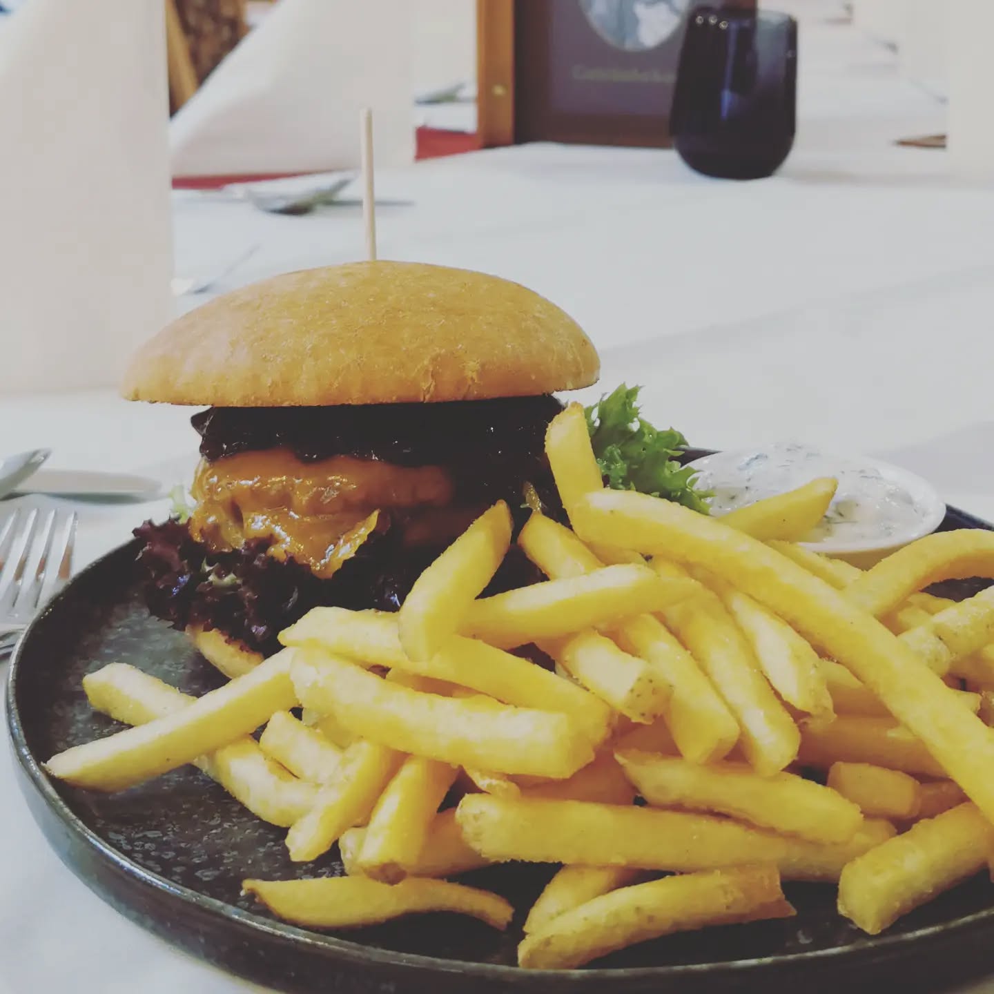 Einer kleiner Auzug aus unserer neuen Speisekarte
Unser Veggie Burger mit Rotweinzwiebeln/Gemüsemajo/cheddar/krautersauerrahm und Pommes
Kommt's vorbei und lasst es euch gut gehen
Das Haydnstüberl Team freut sich auf euer kommen 😁
