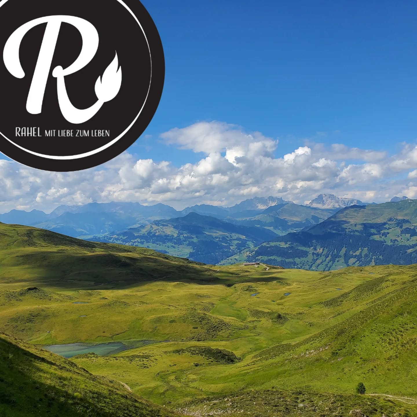 M E I N E N Platz gefunden
Immer wider spüre ich, wie intensiv und prägend die ersten 10 Jahre einer Familie sind.
Bei uns veränderte sich so vieles in diesen Jahren. Wir haben geheiratet, den Landwirtschafts-Betrieb übernommen und eine Familie gegründet. An einem für uns beide neuem Ort, haben wir unseren gemeinsamer Lebensmittelpunkt gefunden.
💛 Unsere Prägungen wurden zu einem grossen Ganzen. Einiges haben wir übernommen, anderes hinterfragt und vieles neu oder anders gestaltet.
💛 Tradition wurde bewahrt, hinterfragt und neue Tradition kamen dazu.
💛 Vom fremden, wurde vertrautes und mit der Zeit unser Zuhause.
💛 Vom Paar wurde Ehe-Paar, vom ich alleine wurde wir gemeinsam. Höhen und Tiefen meistern wir gemeinsam und manches muss auch alleine bestritten werden.
Mit den Jahren wurde vom Zuhause, mein Daheim. Ich bin angekommen...
Was bracht es alles, um sich an einem Ort "daheim" zu fühlen und es als seine Heimat zu sehen?
Es wir bei jedem etwas anders sein. Oder?
Was ist es bei dir?
Liebe Grüße
Rahel 💛
#mitliebezumleben #biohof_rofel #heimat #annkommen #daheimistesamschönsten