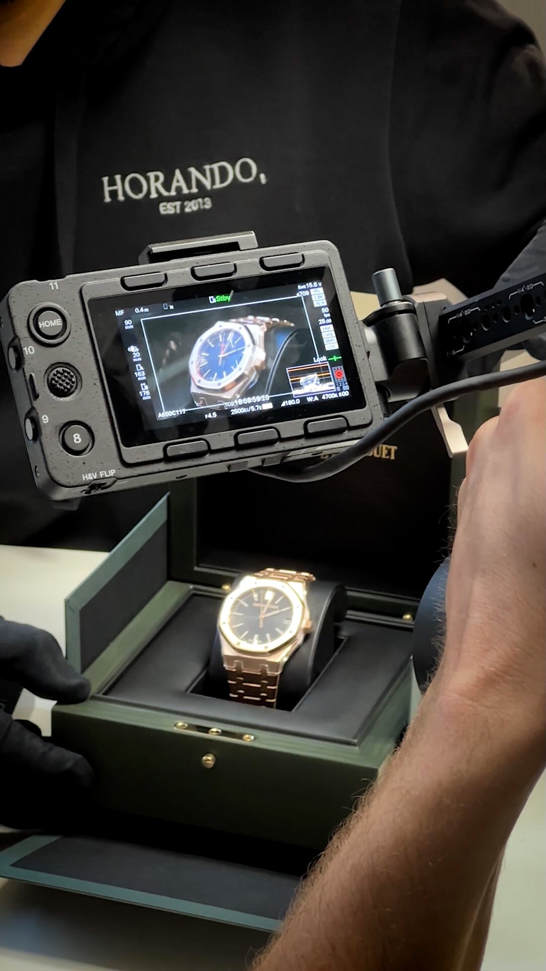 Behind the Scenes bei @horandowatches:
Tolle Zusammenarbeit, starke Ergebnisse!
Die Dreharbeiten von @ag4medien für den @horandowatches Imagefilm und das Companisto-Video waren ein voller Erfolg und wir fully invested.
Apropos: Vor dem Private-Equity-Einstieg öffnet sich das Angel-Fenster – schaut euch die Runde auf @companistocom an!
#Horando #Luxusuhren #BTS #Investment