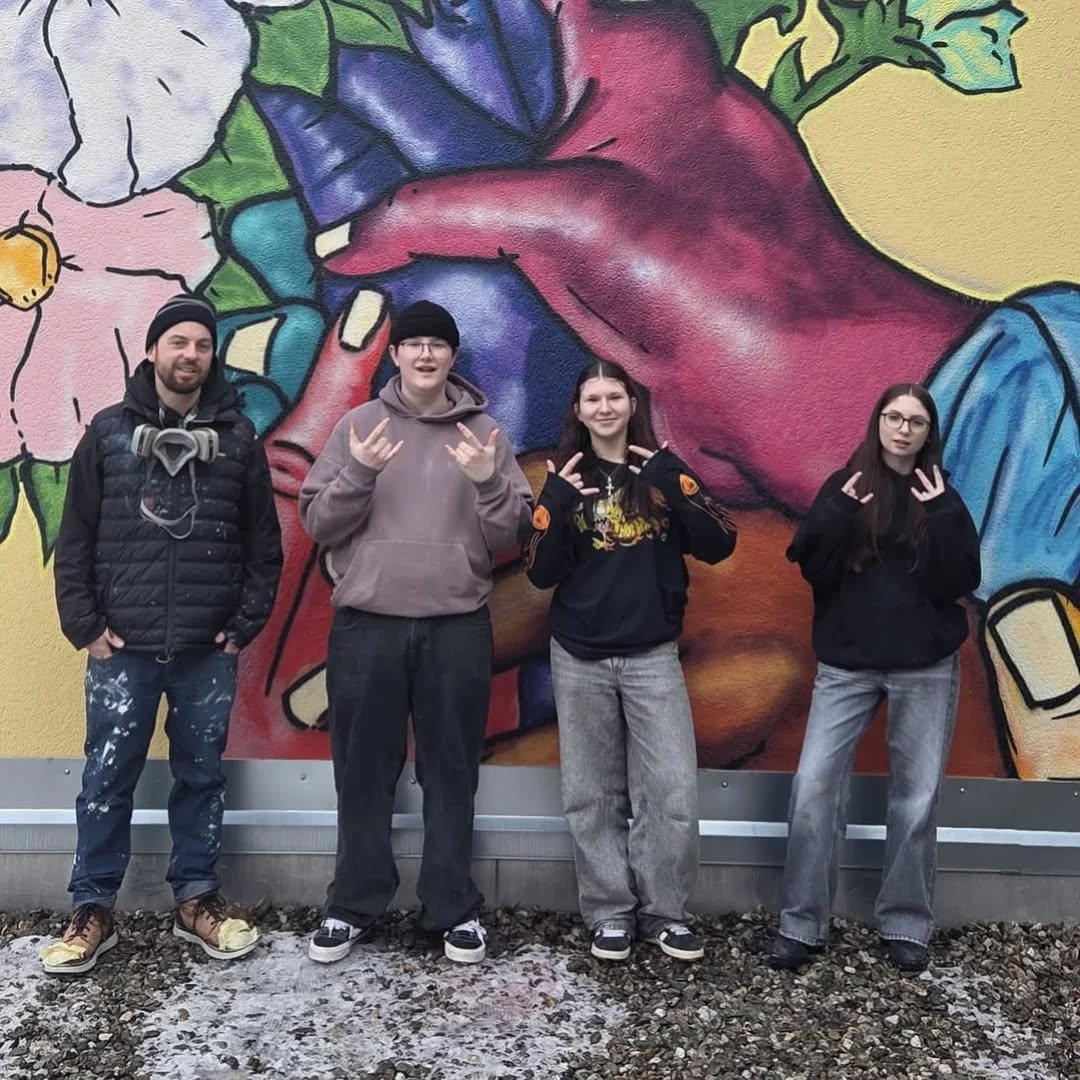 @mittelschule_irdning 🎨✨ WANDKUNST MIT MESSAGE ✨🎨
Ein riesiges Kompliment an Ayleen, Sara und Johannes – sie haben im Rahmen ihres Freiday-Projekts nicht nur ein farbenfrohes Wandbild an unsere Schule gebracht, sondern auch ein starkes Zeichen für Gemeinschaft & Nachhaltigkeit gesetzt 🌍🤝
Von der ersten Skizze über Sponsorensuche und Behördenkommunikation bis zur Spraydose – alles selbst organisiert! 💪🔥
Gemeinsam mit Künstler Mag. Michael Heindl ist ein echtes Kunstwerk entstanden, das jetzt unseren Schulhof verschönert und inspiriert 🎨🌸
Danke für eure Kreativität, euren Einsatz und euren Mut, groß zu denken! 🫶
#SchuleGestalten #FreidayProjekt #GraffitiArt #Teamwork #Nachhaltigkeit Schulkunst MittelschuleIrdning Kreativität Gemeinschaft StreetArt Schülerpower DankeMagHeindl