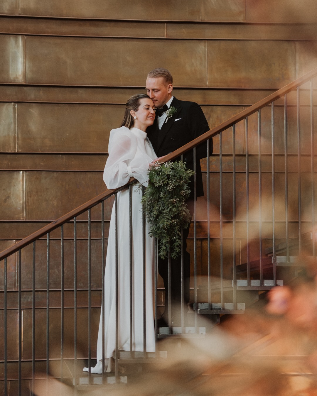 Några sneak peeks från ett drömmigt bröllop i Åre som innehöll så mycket härligt! Ett brudpar som såg ut som filmstjärnor, skoterturer, fantastisk musik, vackert väder, mysig plats, dunder-go stämning rakt igenom och en härlig afterski-fest där till och med de äldsta gästerna dansade på stolar 🥳🥰
Det är så fint att se brudpar som gör sin egen grej och planerar sin bröllopsdag på det sätt som känns helt rätt just för dem. Det viktigaste är ju att fira kärleken och ha en fantastisk dag (eller helg) tillsammans med sina nära och kära, utöver det kan ju faktiskt dagen utformas preciiiiis som man själv vill. Så strunta i traditioner som inte känns rätt, titta inåt och do your own thing så kommer ert bröllop bli helt underbart 🧡