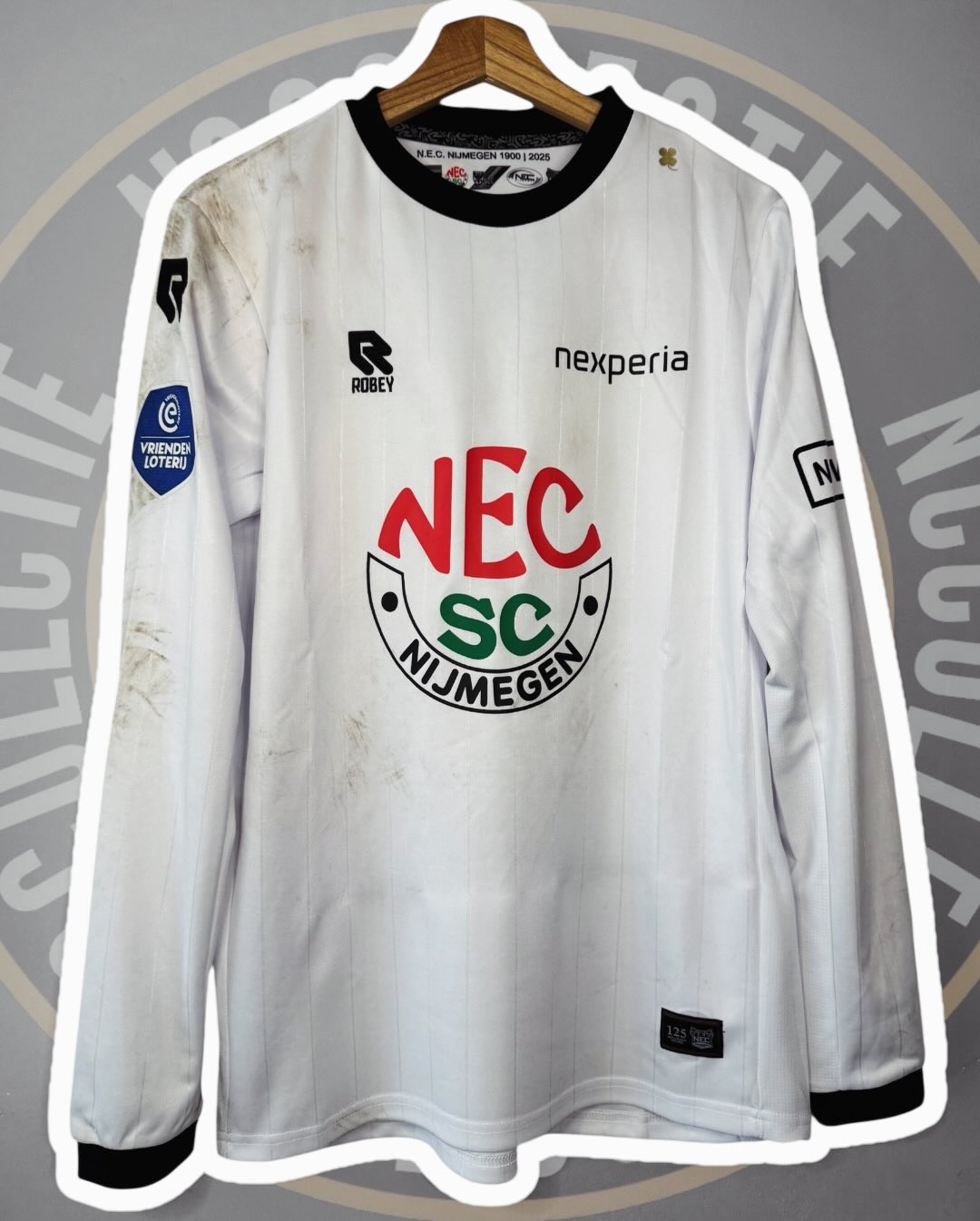 A fantastic addition to the collection: the white NEC Nijmegen away shirt worn by Dirk Proper in the Eredivisie away fixture against AZ Alkmaar on 31 January 2026. โฝ๏ธ
Proper grass stains, just how a real worn shirt should look.โค๏ธ
๐ณ๐ฑ Player: Dirk Proper
๐
Date: 31 January 2026
โ๏ธ AZ Alkmaar vs NEC Nijmegen
๐ Competition: Eredivisie
๐๏ธ Stadium: AFAS stadion
๐ฏ Final Score: 1โ3
#nec #nijmegen #goffert #matchworn