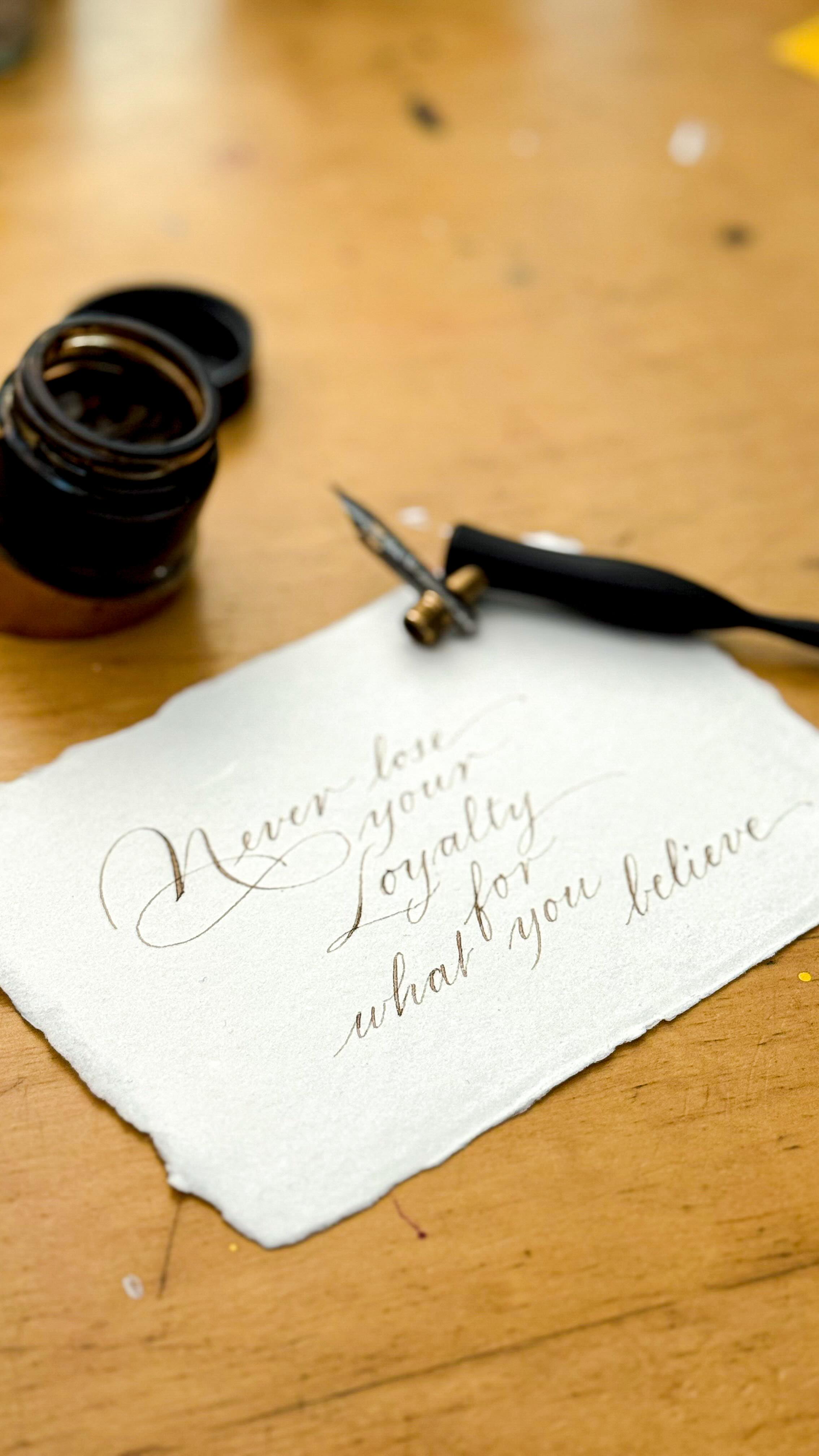 ☀️Kalligraphie auf handgeschöpftem Papier ist immer eine Challenge - eine ruhige Hand und die passende Feder sind da auf jeden Fall hilfreich!
✍🏻 Brause Rose Nib, Oblique Federhalter von @tomsstudio , Walnusstinte, handgeschöpftes Papier von @elivrosenkranz
#kalligraphie #kalligrafie #spencerianscript
KALLIGRAPHIE
SPENCERIAN
KALLIGRAPHIE LERNEN
HANNOVER