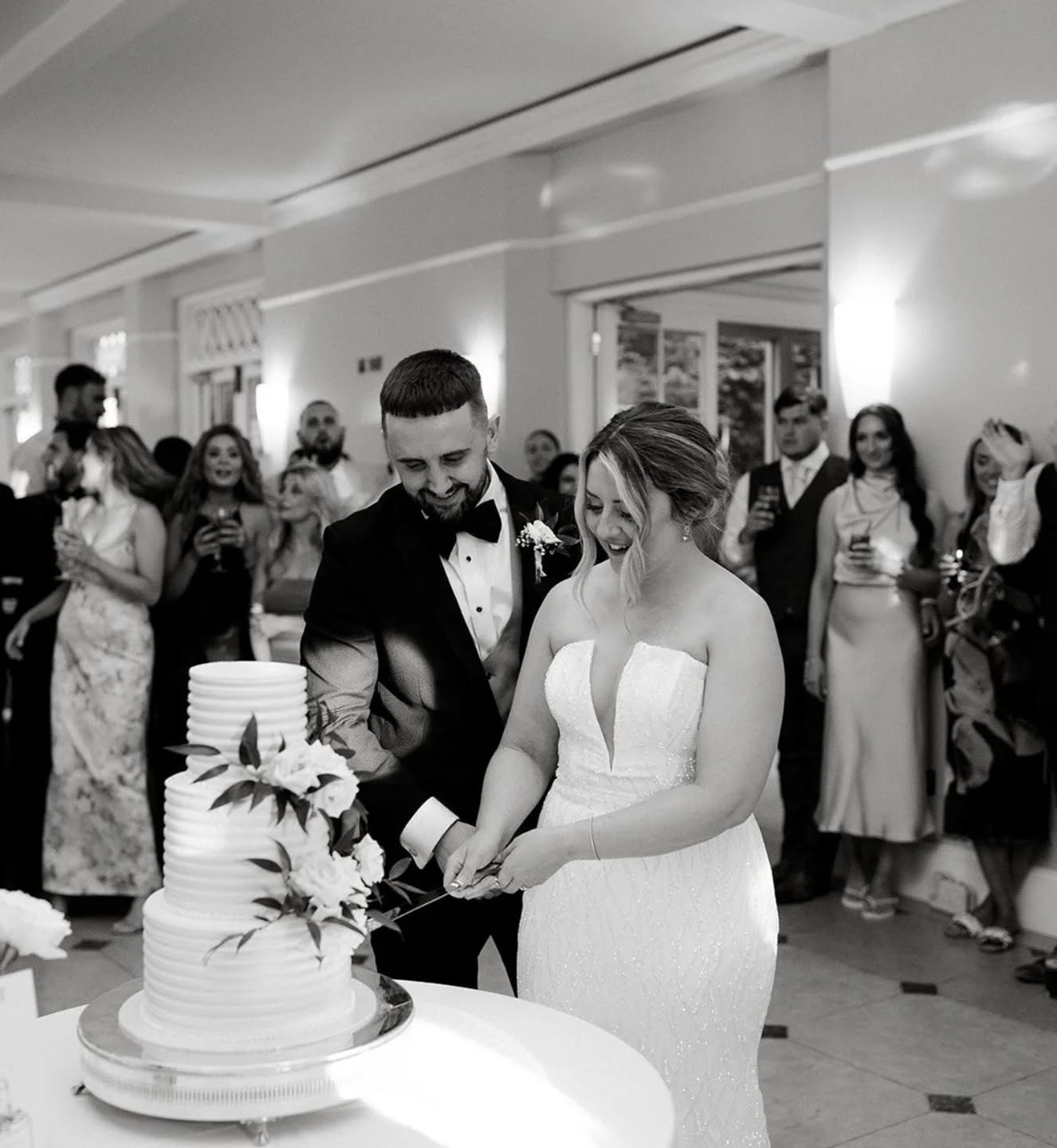 Officially married. Officially cake time... 🤍
@rockbeare_manor_
@budfloraldesign.uk
@melissameganphotography
#rockbeare #rockbearemanor #rockbearemanorwedding
