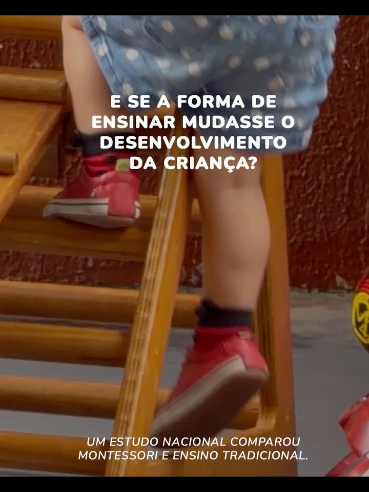 E se a diferença no desenvolvimento das crianças não estivesse no quanto se ensina, mas como se ensina?
Um estudo nacional com ensaio controlado randomizado comparou crianças da Educação Infantil em escolas Montessori públicas e no ensino tradicional. A alocação aleatória das crianças fortalece os resultados e reduz vieses familiares e socioeconômicos — um critério raro e muito relevante em pesquisas educacionais.
Ao final da Educação Infantil, as crianças que vivenciaram a abordagem Montessori apresentaram melhores resultados em leitura e matemática, especialmente em tarefas de compreensão, além de avanços importantes nas funções executivas, como atenção sustentada, controle inibitório e autorregulação comportamental.
O estudo aponta que não é apenas o currículo que favorece o desenvolvimento, mas a estrutura pedagógica: ambientes preparados, materiais que promovem autonomia, tempo respeitado e adultos que observam antes de intervir.
Quando a educação respeita o ritmo da infância, os efeitos aparecem — no aprender, no se relacionar e no estar no mundo.
📚 Fonte: A National Randomized Controlled Trial of the Impact of Public Montessori Preschool at the End of Kindergarten