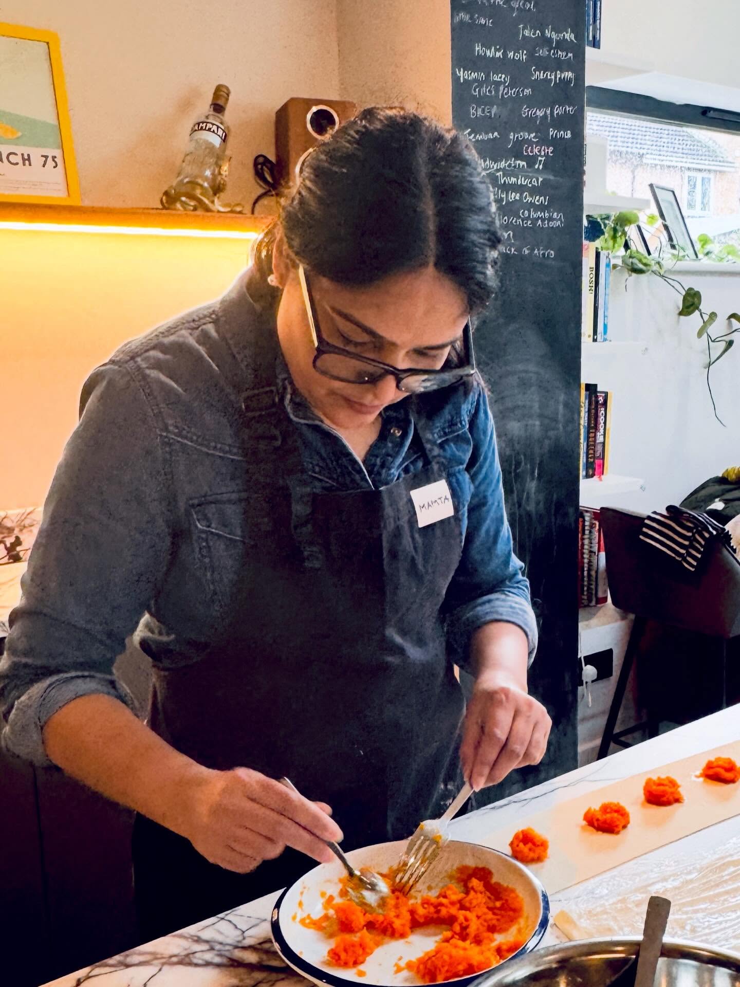A few snaps from last weeks vegan pasta workshop 🌱
We made..
- Butternut squash ravioli with a sage butter sauce
- Cavatelli (hand rolled pasta shape) with basil and sunflower seed pesto
😋
#frome #plantbasedcookeryschool #vegancookeryschool #PlantBased #littlefromecookeryschool
