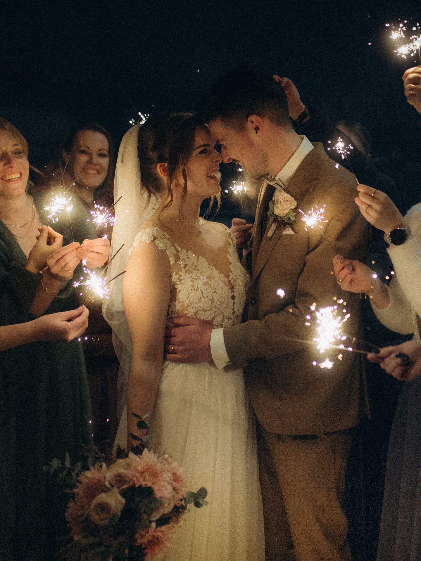 ✨ Schlechtes Wetter an eurer Hochzeit? ⛈️☔️
An dieser wunderschönen Hochzeit von Jenny & Sven im Schloss Spiez war es zwar sehr kalt, aber wir wurden mit einer traumhaften Schneelandschaft belohnt. ❄️🤍
Doch was ist, wenn es an eurer Hochzeit regnet?
Viele Brautpaare machen sich schon im Voraus grossen Stress wegen des Wetters. Deshalb möchte ich heute ein paar Gedanken dazu teilen. Denn meiner Meinung nach wird das Wetter bei Hochzeiten völlig überbewertet. Klar – versteht mich nicht falsch – ich liebe Sonne und blauen Himmel genauso. ☀️💙
Von den fast 100 Hochzeiten, die ich bisher begleiten durfte, waren einige echte Regenhochzeiten dabei. Und wisst ihr was? Das Wetter hat praktisch keinen Einfluss auf die Stimmung.
Im Gegenteil: Regen schafft oft Raum für das Wesentliche – die Essenz einer Hochzeit: die Liebe zwischen zwei Menschen. 🤍✨
Wenn die Wetter-App Regen ankündigt, verschwinden plötzlich die Perfektionsansprüche. Denn perfekt kann es mit Regen ja scheinbar sowieso nicht mehr werden. Aber guess what? Keine Hochzeit ist perfekt – auch nicht bei Sonnenschein. Es gibt immer Dinge, die anders laufen als geplant oder spontan umgeworfen werden. Und genau das nennt man Leben. 🌿
Und hier noch mein Hot Take: Eine Hochzeit bei 35 Grad beeinflusst die Stimmung von Gästen und Brautpaar oft viel stärker als Regen oder Schnee. 🥵
Also: Spart euch den Stress im Voraus, sorgt für einen guten Plan B – und wenn es dann doch regnet, TANZT IM REGEN UND GENIESST EUREN GROSSEN TAG. 🌧️💃🕺🤍
📸 @moonstories.photography second shooting für @nikolahaesler.photography
Location: @schloss_spiez & @loube_spiez
Dress: @isa.belle_boutique
Suit: @mannesach
H&M: @beauteria_weddingstyling_
Keywords: Hochzeitsfotograf Schweiz, Hochzeit Schweiz, cinematic photography, Brautpaar, Brautkleid, Destination Wedding Schweiz, Elopement Schweiz
