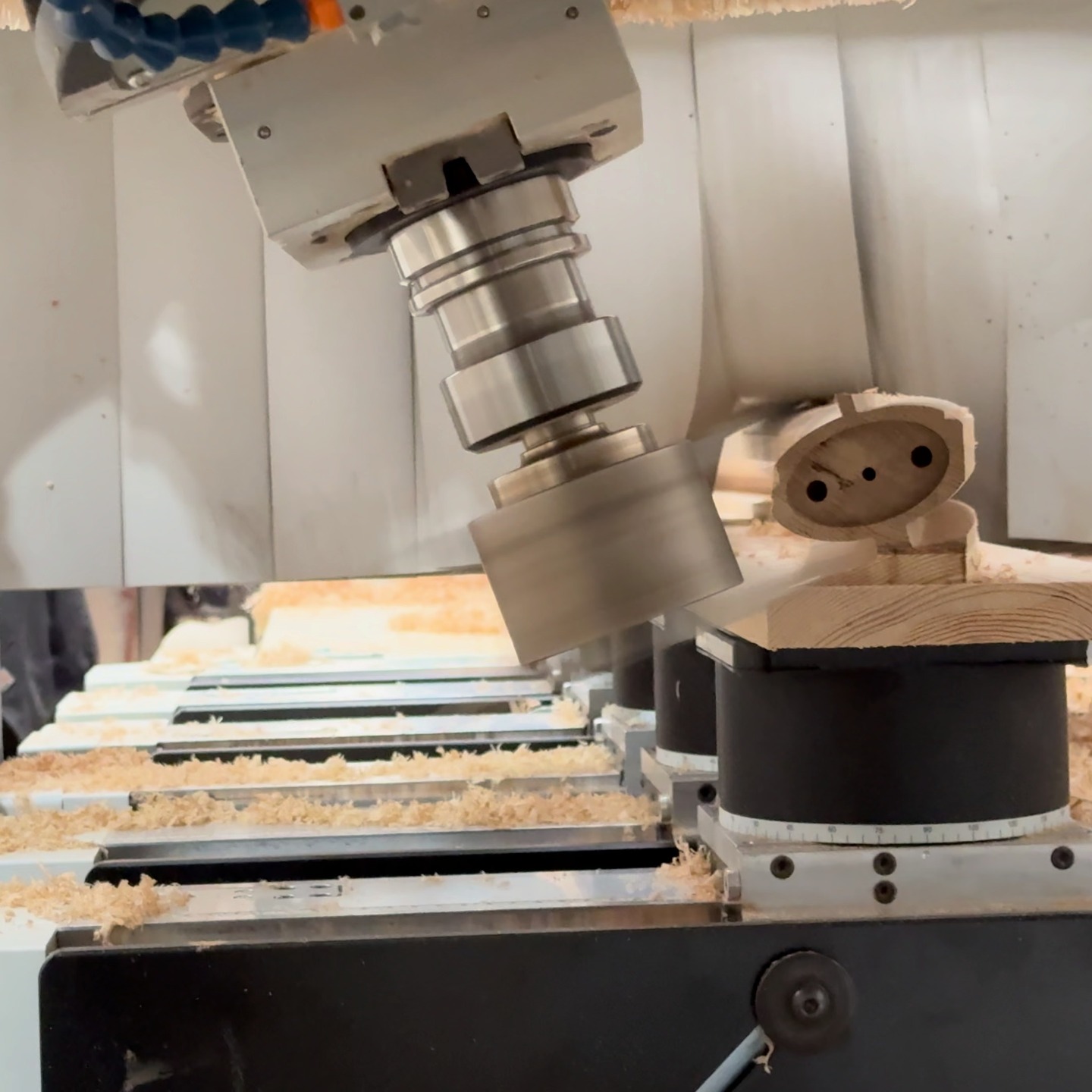 Here's how we cut twisting #handrails on our pod and rail #CNC machine!
They are jointed on the ends to stop #twisting and creating a gap and have individually cut spindle holes for easy mounting without the need of a core rail.
We can design the stair from scratch or come and accurately measure your staircase with our #3dscanner
#madeinsheffield #manufacturing #5axiscnc #podandrail #howitsmade
#sheffieldstairs #stair #staircase