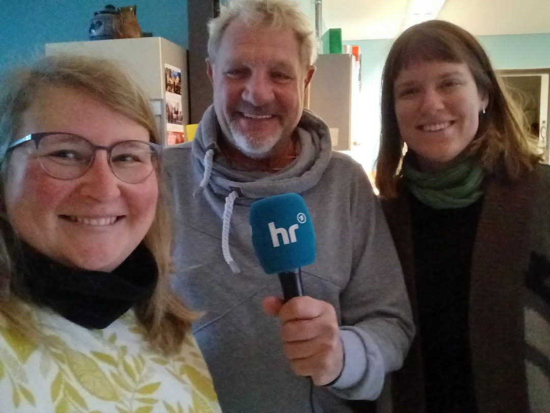 Heute früh wurden Rike und Inga von Karsten Gohlke für den HR interviewt. Unser Thema war der Leihladen, den ihr bei uns in der @l14zwo findet.
Wir sprechen darüber, warum leihen statt kaufen so wichtig ist, was man sich bei uns alles ausleihen kann und was man tun muss, wenn man etwas für den Leihladen spenden möchte.
Morgen läuft's bei hr1,3,4 und Info und am Nachmittag gibt's unseren Beitrag als Podcast.
Den verlinken wir euch noch!