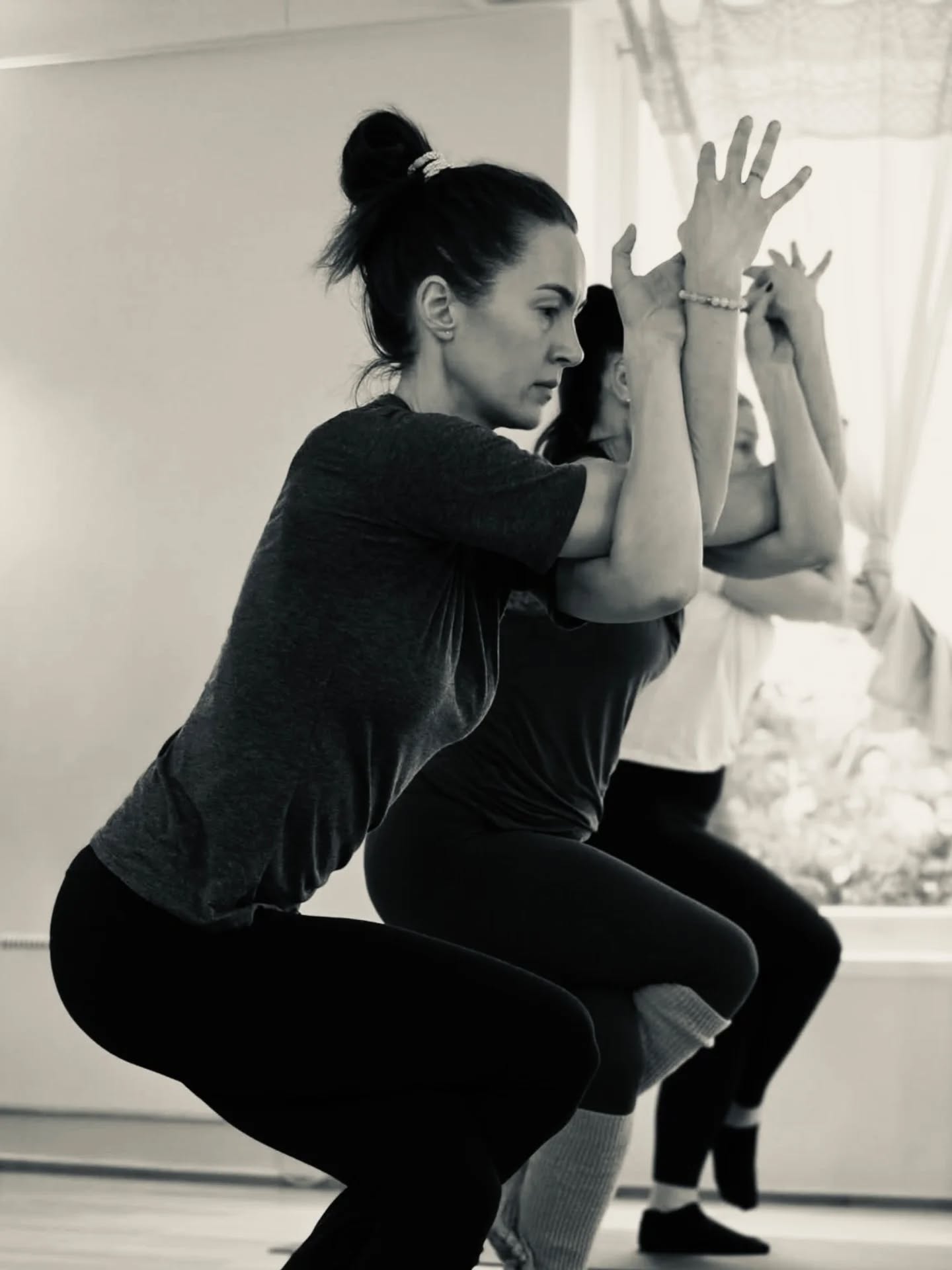 Dag 3 med Vinyasa Yoga TT‑45 med Pia Maria Kozlowski @yoginipi har vi hatt fokus på hoftene og yogastillinger og bevegelser som hjelper oss å finne stabilitet. Her trengs både øvelser som styrker, og som gir plass/skånsom strekk 🌸
Hoften er kroppens fysiske senter – bindeledd mellom overkropp og bena. Det er avgjørende at hoftene fungerer optimalt for å forebygge skjevheter og feilbelastning i korsrygg og knær 🌿
Vi gikk gjennom alle 6 muskelgruppene som beveger bena i alle retninger, og et utvalg yogastillinger der vi både styrker og strekker muskulaturen. Hofteleddets posisjon varierer fra person til person, så stillingene oppleves forskjellig – og trenger derfor individuell tilpasning. Ekstra nyttig å lære om tilpasninger hver enkelt kan gjøre for å få mest mulig utbytte, uten å overstrekke eller skade bløtvev. Det blir også fint å kunne assistere andre med denne kunnskapen 🙏
Swadistana – magechakraen er aspektet vi jobber med gjennom hofteøvelsene. Dette senteret står for emosjoner i bevegelse og kreativitet. Ofte setter gjemte følelser seg som stivhet og smerter i hoftene. Med tid, tålmodighet og kjærlig oppmerksomhet kan utfordrende stillinger forløse spenninger og omdannes til kreativ kraft ✨
Dagen startet med en gjennomgang av hoftenes anatomi, etterfulgt av en lang fysisk yogapraksis som integrerte læringen. Gjennom sekvensering som styrket og åpnet opp hoftene fikk vi økt bevegelighet og sirkulasjon, og kunne utføre krevende stillinger med større tilstedeværelse og mykhet 🌿 Vi avsluttet med hands-on justeringer i de forskjellige hoftestillingene.
🧘♀️ Til høsten starter TT-75 i Vinyasa, som handler mer om indre sekvensering og hvordan legge opp gode praksiser for seg selv og andre.
Les mer: https://www.osloyoga.no/vinyasa-75
📷 Tusen takk til Nina Tenåsen @visuellyoga for nydelige bilder!
#vinyasa #vinyasaflow
#vinyasayogateacher #vinyasateachertraining #yogateachertraining