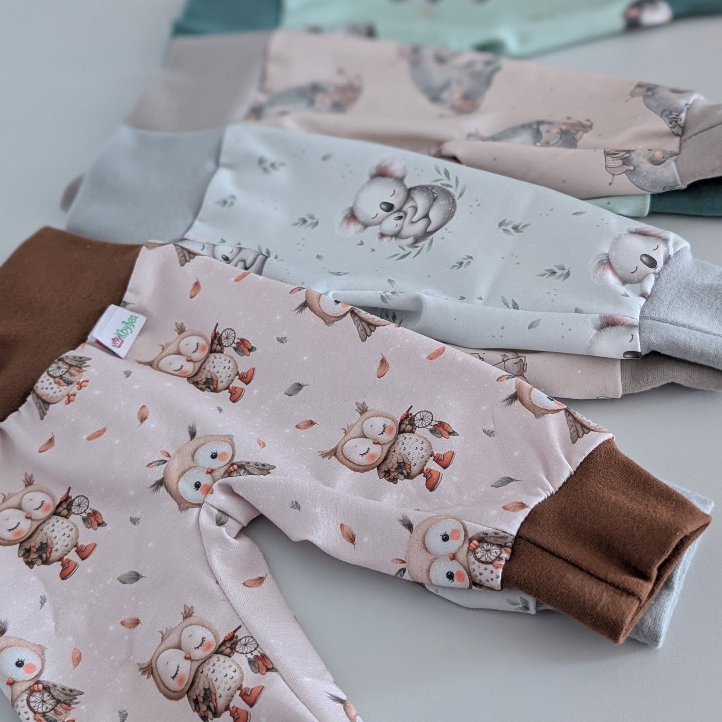 🌸 VALENTINSTAG SPECIAL 🌸
Liebe liegt im Detail… und in jedem einzelnen Stich 💕
Zum Valentinstag bekommst du 14 % Rabatt auf alle selbstgenähten Kindersachen 🧵✨
Das Beste?
👉 Der Rabatt ist bereits automatisch im Checkout für dich hinterlegt.
Kein Code nötig – einfach Lieblingsstücke in den Warenkorb legen & sparen 💌
Gültig vom 12.2.- 15.2.26
#kindermode #babygeschenk #BabyOutfit #Babyfashion #onlineshop