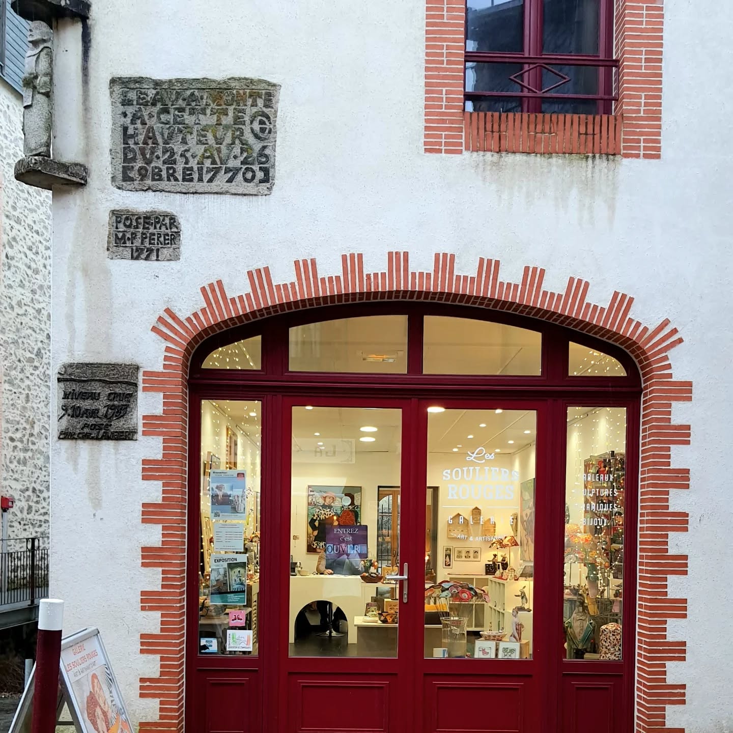 Suite aux informations vigicrue qui nous annoncent une baisse de la Sèvre Nantaise, nous vous annonçons que la galerie sera belle et bien ouverte ce week-end 😊😇
Elle a mis ses plus beaux habits et nous espérons vous voir nombreux pour nous apporter tout plein de sourires après ces moments de frayeurs .
Nous sommes très chanceux d'être restés pour l'instant au sec , croisons les doigts que ça le reste .
Pour ceux qui ne connaissent pas Clisson, vous pouvez voir sur notre façade les niveaux de crues mémorables .
Merci encore pour tout vos messages et commentaires bienveillants ❤️
Horaires d'ouverture :
Mercredi au Samedi :
10h-12h30 et 14h00-18h30
Dimanche 14h-18h
#clisson #crue2026 #galerielessouliersrouges #positivevibes