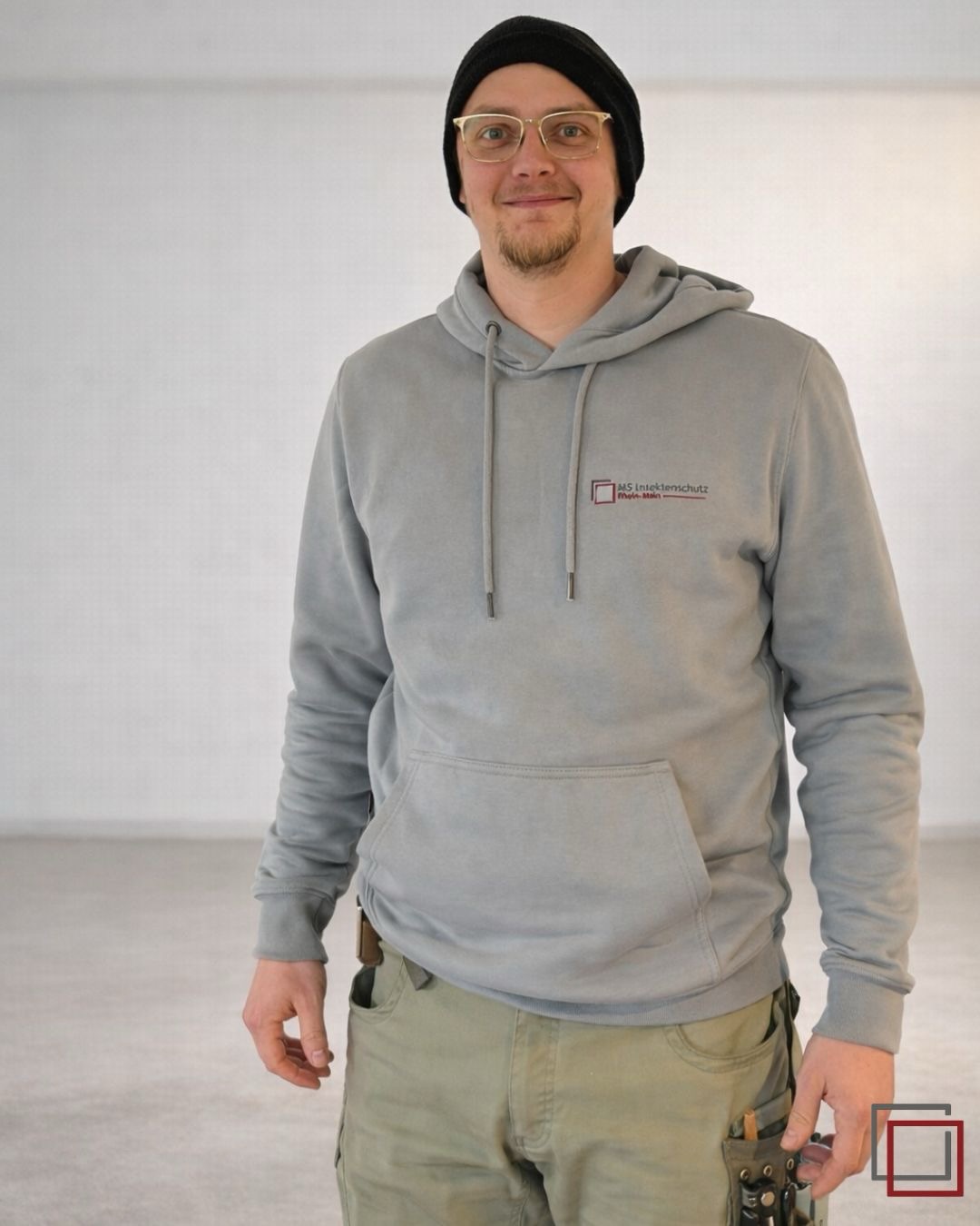 🆄🅽🆂🅴🆁 🆃🅴🅰🅼
Leon – der Profi.
Wenn Leon dein Zuhause verlässt, ist es dort sicherer vor Fliegen als der Louvre vor Dieben.
Mückenklatsche? Insektenspray? Kannst du direkt ins Museum stellen – braucht wirklich kein Mensch mehr.
Sobald Leon deinen maßgeschneiderten Insektenschutz montiert hat, heißt es für Fliegen & Co.:
ɢᴀᴍᴇ ᴏᴠᴇʀ.
Und das kommt nicht von ungefähr: Leon ist gelernter Metallbauer. Echtes Handwerk ist für ihn kein Schlagwort, sondern Standard.
Was Leon ausmacht? Ein großes Herz und der Anspruch, dass bei dir alles perfekt sitzt.
Was ihn glücklich macht? Seine Freundin, ein gewonnenes Battle Royale – und natürlich du als zufriedener Kunde.
Also los:
Mach Leon glücklich, buch dir deinen kostenlosen Beratungstermin – und zeig dem Ungeziefer, wer hier der Endgegner ist. 🦟🚫
🟥⬜️insektenschutz-rhein-main.de
#fliegengitternachmaß #transpatec #unserteam #chatgptcaricature