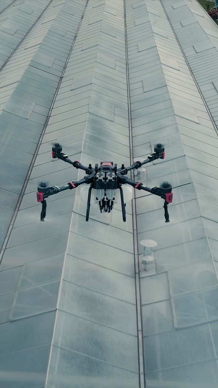 Cleaning SZN is upon us!!
We have been squeezing in cleaning jobs in between UK storms to keep our clients happy!
Getting light back into glasshouses is essential this time of year as the days draw in.
Now there is an easy, safe way to do it!
🚁 💦 🧼
#highvantage #xag #spraydrones #ukgrowers #greenhouse #glasshousemaintenance