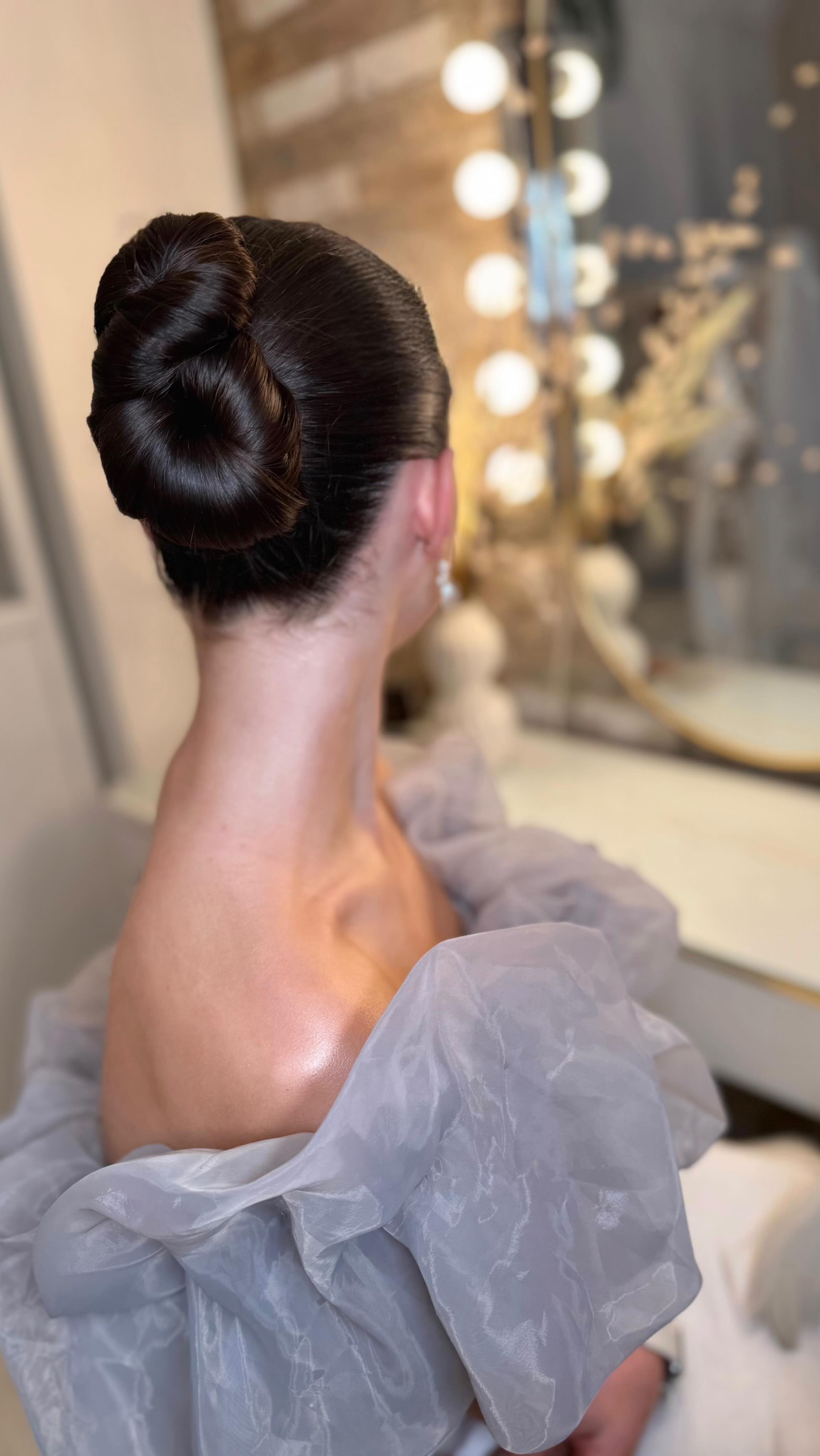 Sleek, mid-height bun energy
Effortless. Polished. Timeless with a modern edge.
This bridal hair look is perfect for the modern bride who wants something clean, elevated, and fashion-forward. It’s a go-to choice for brides looking for elegant Cambridge bridal hair or chic London wedding hair that photographs flawlessly from every angle.
Do you love a super sleek finish, or would you soften it slightly?
Would you wear this fully pulled back, or with subtle face-framing pieces?
Can you picture this as your wedding hair?
Save this for your bridal hair inspo 🤍
Inspired by @kasia_fortuna @kristinagasperasacademy
#modernbride #sleekbun #bridalhair #londonweddinghair #cambridgebridalhair