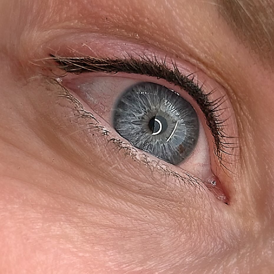 How pretty is this fresh baby liner on these gorgeous blue eyes - optional but added a cute flick too ✨
Eyeliner softens and shrinks once healed making your lashes appear fuller & eye color pops!
Using @hanafy.nz Deep Black
Check out the website for information
#lashlineenhancement #lashlinertattoo #cosmetictattooartist #invercargill #permanetmakeup