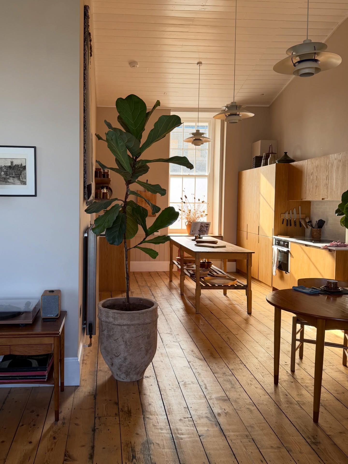 Dreamy light in The Bell Tower this afternoon. You can book your stay via our website. Link in Profile. #conrnwallholiday #selfcatering #loftapartment #vintageinterior #midcenturymodern
