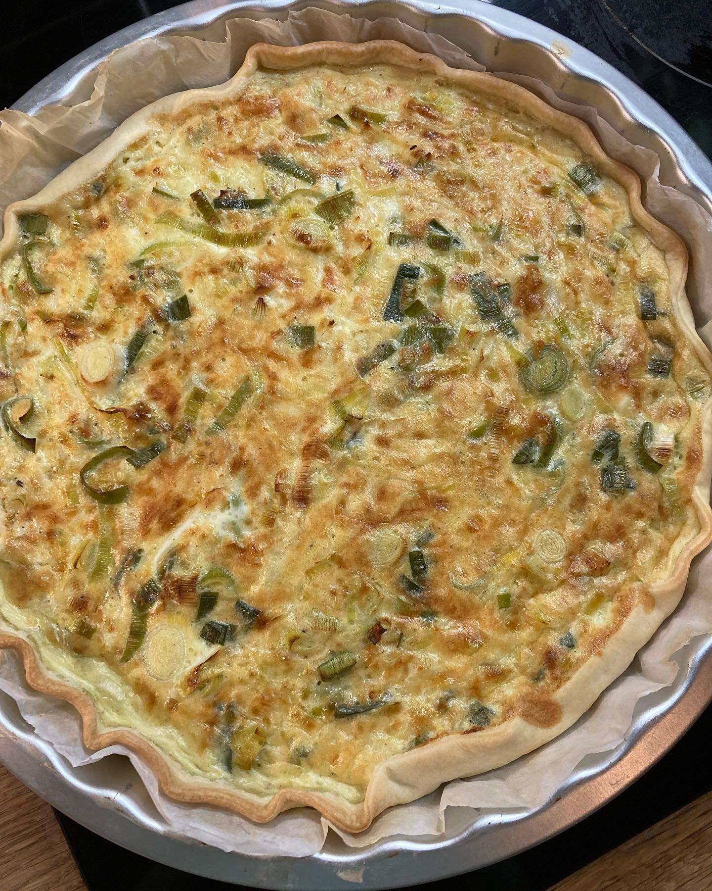 Quiche aux poireaux!
Voici une recette traditionnelle, super savoureuse, qui met vraiment en valeur la saveur du poireau.
Pour 1 quiche: 1 pâte brisée, 3 poireaux, 25cl de crème fraîche, 4 œufs, 10cl de lait, 100g de comté râpé, 1c.à café de cumin en poudre, noix de muscade râpée, sel, poivre.
Couper les parties vertes les plus dures des poireaux, les couper en 2 et bien les nettoyer. Les couper en tranches fines.
Faire chauffer un peu d’huile d’olive dans une poêle, y faire revenir les poireaux jusqu’à ce qu’ils deviennent tendres (environ 10 minutes).
Éteindre le feu et ajouter la crème fraîche, les œufs, le lait, le comté, le sel, poivre, le cumin et la noix de muscade. Bien mélanger.
Étaler la pâte dans un moule, y repartir dessus la préparation. Mettre au four 40 minutes, thermostat 180 degrés.
Servir tiède avec une salade verte.
Bon appétit!
#quiche #quiches #tartes #tarte #tartesalée #poireaux #poireau #cuisinemaison😋 #cuisinefrançaise #madreperlamtc