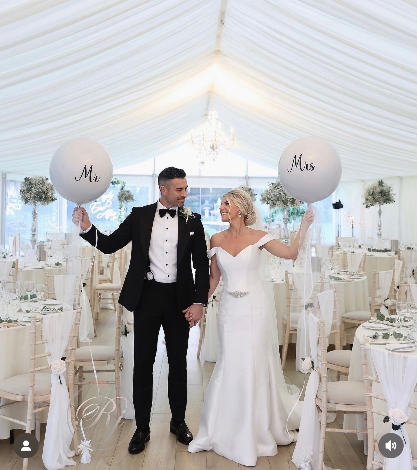 Jemma at her wedding @huttonhall #essexweddingflowers #huttonhallwedding #huttonhallweddingvenue #brentwoodwedding #brentwoodflowers