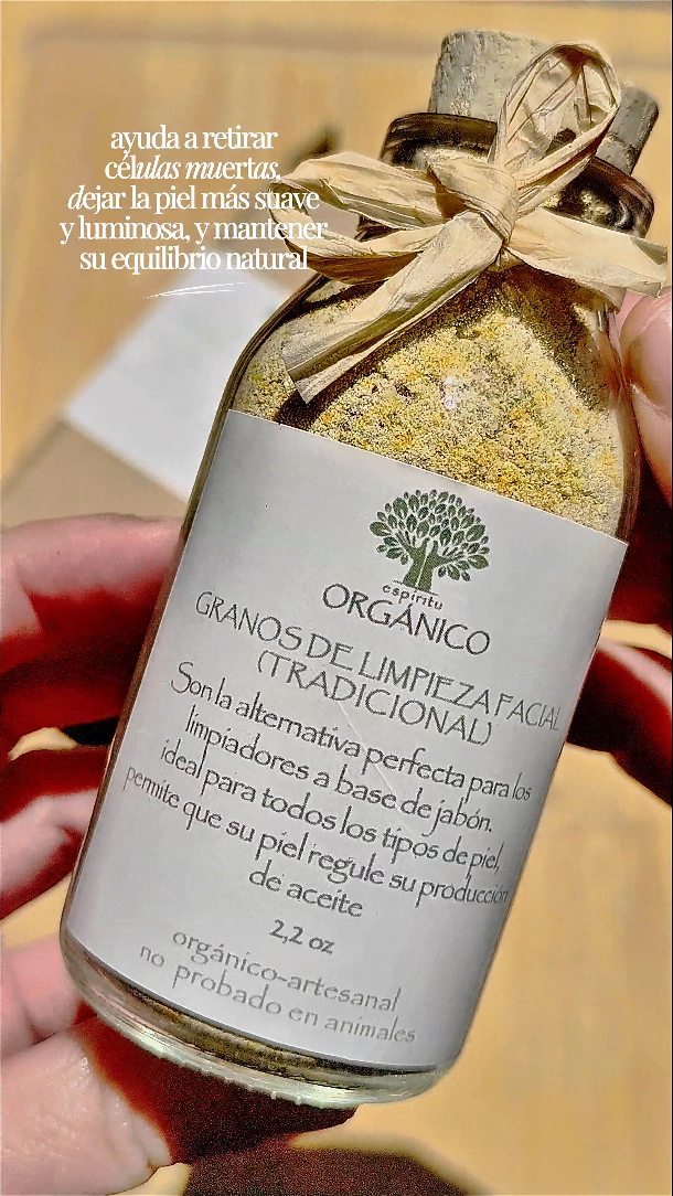 Granos de Limpieza Facial 🌼🪻🌹💮
Un exfoliante suave, hecho con flores reales, polvos vegetales y arcillas que limpian la piel sin agredirla.
Ayuda a retirar células muertas, dejar la piel más suave, luminosa, y mantener su equilibrio natural 🤍
Ideal para quienes buscan una limpieza consciente, efectiva y respetuosa con la piel 🌿
#limpiezafacial #exfoliación #organico #natural #cosmeticanatural