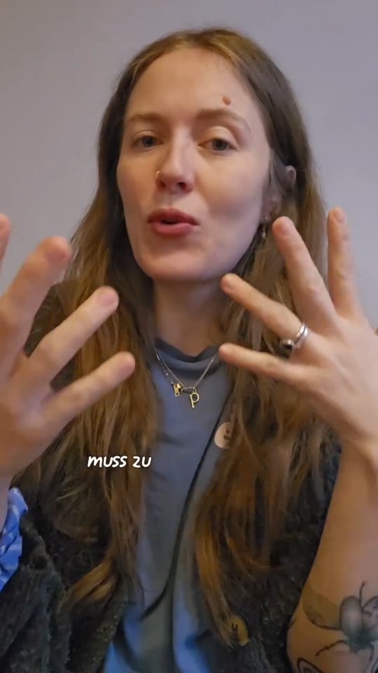 Teil 8 von Alles was du für die Beikostzeit wissen musst ✌️
Dieses Video soll keinen Druck aufbauen, sondern euch dazu ermutigen, euch zu "trauen", stückigere Kost anzubieten. Wenn ihr Unsicherheiten bzgl. Verschluckungsgefahr habt: Macht bitte unbedingt einen Erste-Hilfe-Kurs und informiert euch bzgl. der Sicherheitsregeln (z.B. hier auf diesem Profil ;) )
Als Ergänzung, weil es im Reel nicht ganz klar wird: "stückig" heißt hier nicht "kein Brei mehr", sondern eben, dass der Brei nicht mehr komplett glatt püriert ist, sondern etwas stückiger/klumpiger ("lumpy") sein soll.
👩⚕️Ich bin Ärztin, Still- Schlaf- und Beikostberaterin und Mama von zwei Kindern. Folg mir gerne für mehr Tipps und Wissen für die Baby- und Kleinkindzeit.
❌️Disclaimer: die Posts auf diesem Profil dienen der allgemeinen Informationen und stellen keinen medizinischen Rat dar. Ich bin Ärztin, Interaktion oder Folgen dieses Accounts führt jedoch nicht zur Herstellung einer Arzt-Patient-Beziehung und ersetzt nicht den Rat der betreuenden ÄrztIn.