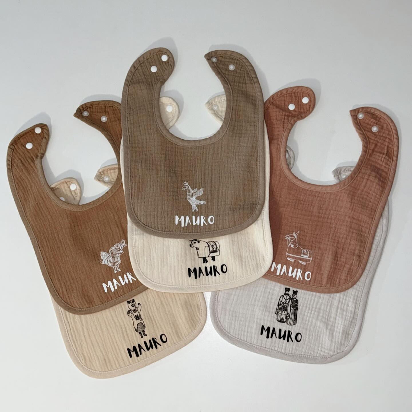 Sabies que els pitets del bestiari també els podeu personalitzar amb el nom?
👉🏼 Només cal que ens ho indiqueu a la comanda!