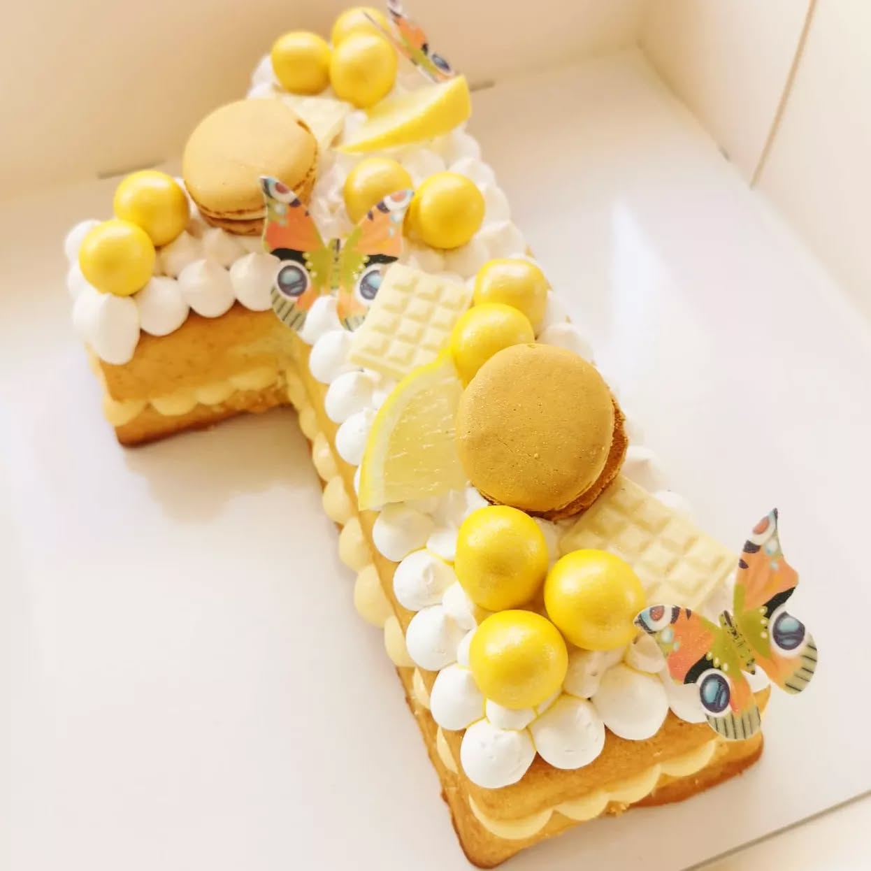 Number cake. Pastel número 1
Bizcocho blanco bañado en almíbar relleno de crema de limón y nata. Decorado con macarons, chocolates y cereales.
Sólo por encargo via WhatsApp o mail. Recogida en @22onzesarria (Barcelona) o bien en @indicakesbcn (Sant Pere de Ribes - Sitges)
#numbercake #pasteldenumeros #pastelcumpleaños #pastelpersonalizado #indicakesbcn #pastelessitges #pastelesporencargo #pastisdossantperederibes #pasteleriacreativa #birthdaycake #reposteriacreativa #lemoncurd #nata #cream #handmade #pastissosamida #celebracion #catering