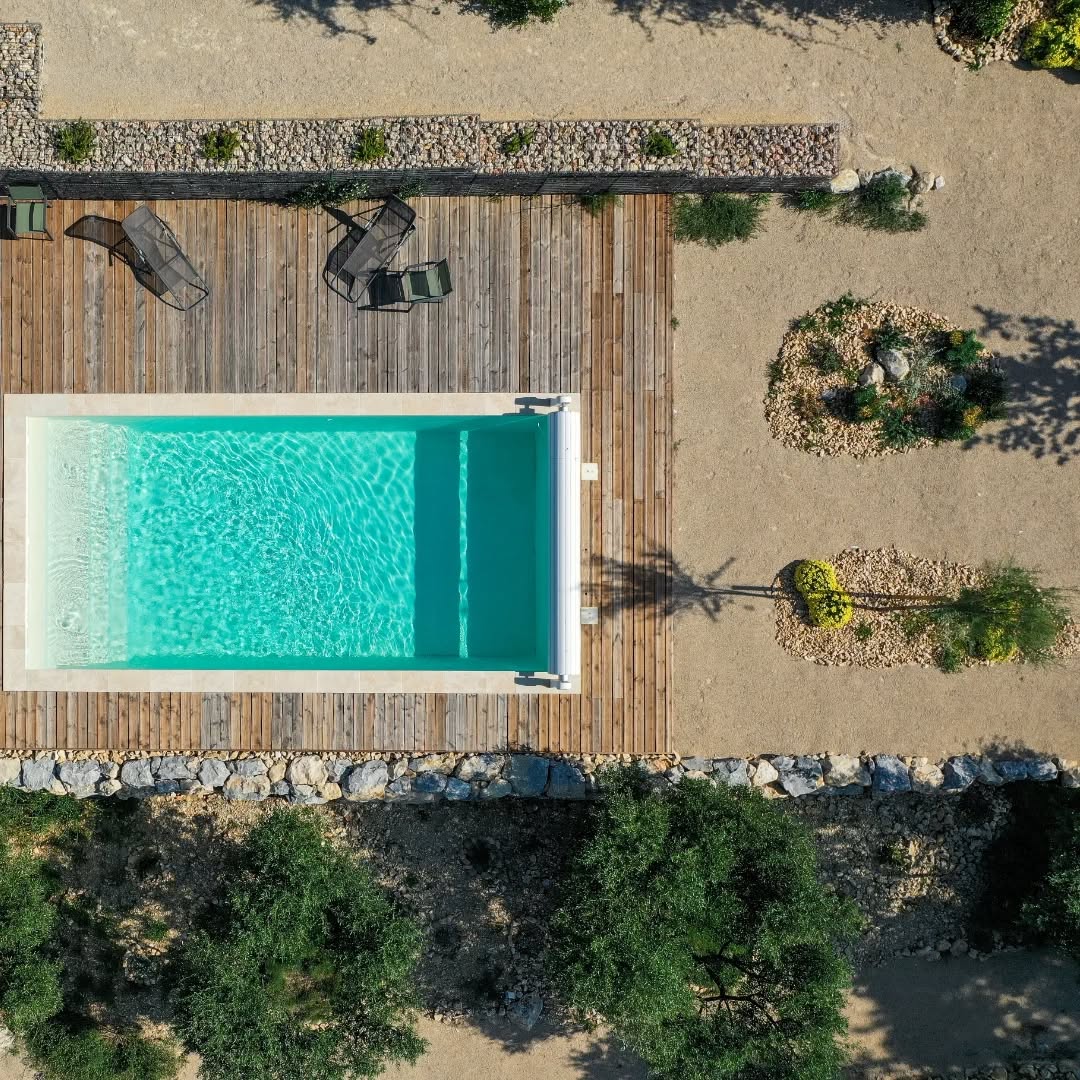 Conception d'un jardin sec à Aramon.
Plantation d'espèces indigènes et création d'îlots de végétation fleuris.
Gestion des niveaux et implantation de soutènements en gabions et enrochements en blocs calcaires.
Revalorisation d'une ancienne oliveraie sur la partie sud.
#dronephotography
#drygarden
#studiodac
#swimmingpools
southoffrance