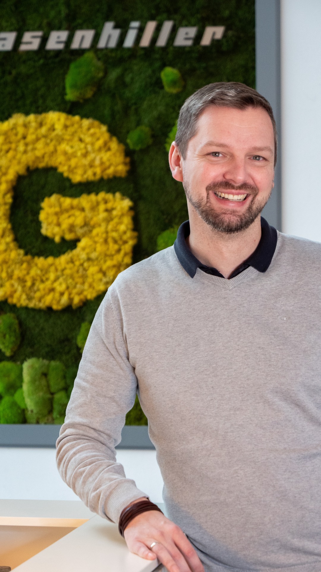 Willkommen an unserem Standort Amberg 🎥
Seit 2002 ist World of Office in Amberg eine feste Anlaufstelle für individuelle Büro und Objekteinrichtung.
Der Standort Amberg wurde von der @grasenhiller_gmbh geschaffen und wird seitdem von uns als Raum für Beratung, Planung und kreatives Arbeiten genutzt.
Stefan Meier ist als Verantwortlicher für die Niederlassung für die Betreuung unserer Kundinnen und Kunden zuständig und begleitet Projekte von der ersten Beratung bis zur Umsetzung.
#worldofoffice #standortamberg #büroeinrichtung #objekteinrichtung #büroplanung #raumkonzepte #arbeitswelten #officegestaltung #beratung #planung #interiordesign #workspace