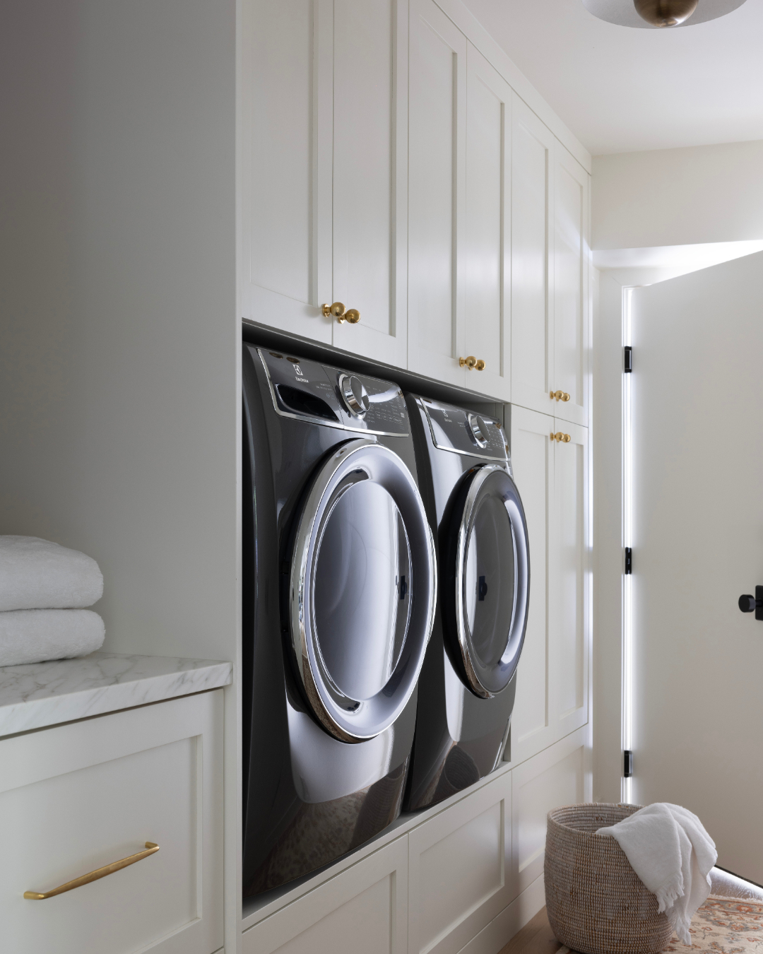 We maximized every inch of this laundry room with smart storage and hanging + folding space to transform a hallway leading to the garage into a hardworking + useful space. Thoughtful space planning FTW.
Greenbrae Organic Modern project
design @california.daydreams
photos @jessicabrydsonphotography