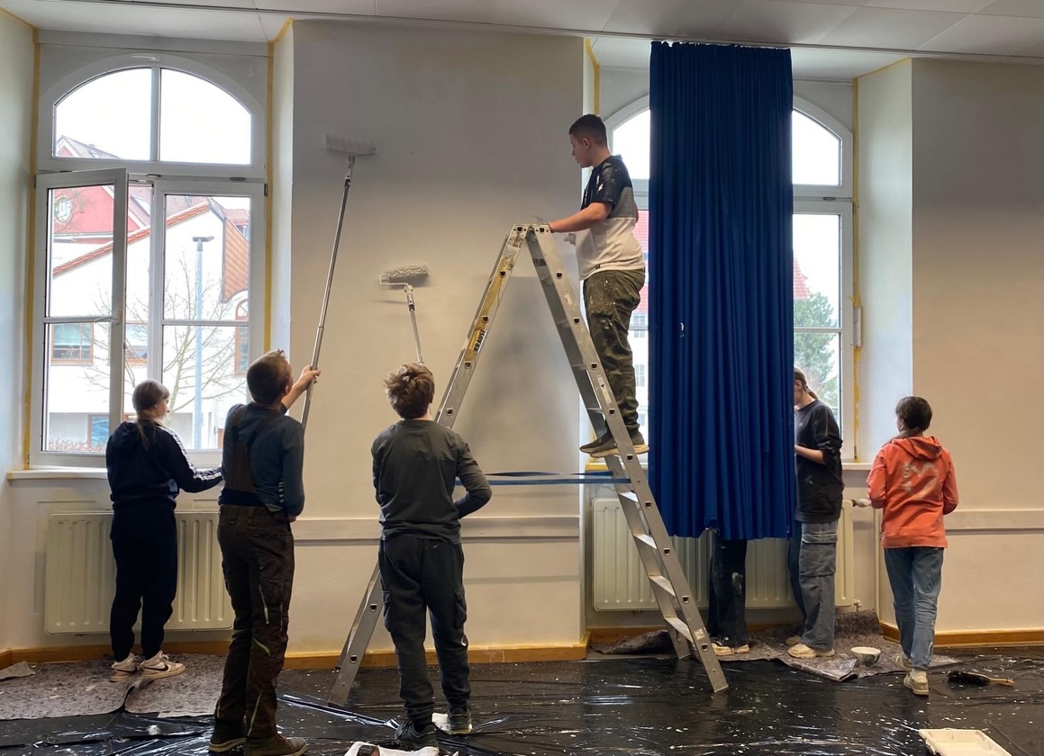 🎨🧹 Klasse 8d packt an!
Gemeinsam mit Herrn Rothfuß und Frau Kombartzky hat die 8d ihr Klassenzimmer auf Vordermann gebracht 💪🖌️
Bei einer gemeinsamen Streichaktion wurde fleißig gearbeitet, gelacht und angepackt – Teamwork pur!
Zur Belohnung gab es anschließend ein wohlverdientes Pizzaessen 🍕😋
Ein großes Dankeschön an alle Beteiligten – das Ergebnis kann sich sehen lassen!
📸 Swipe für das Endergebnis