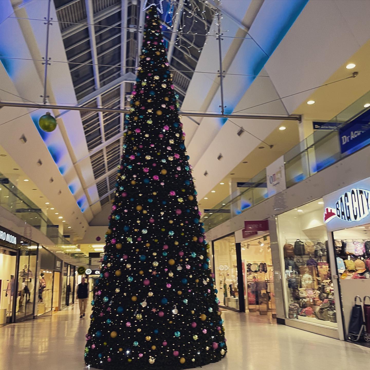 Omni Shopping Centre getting in the Christmas spirit 🌲 🎅 omni is only 15 minutes from Hazelwood and has a variety of different shops pop down and see what Christmas deal they have 😀😀 #shopping #christmas #hazelwood #student #xmas