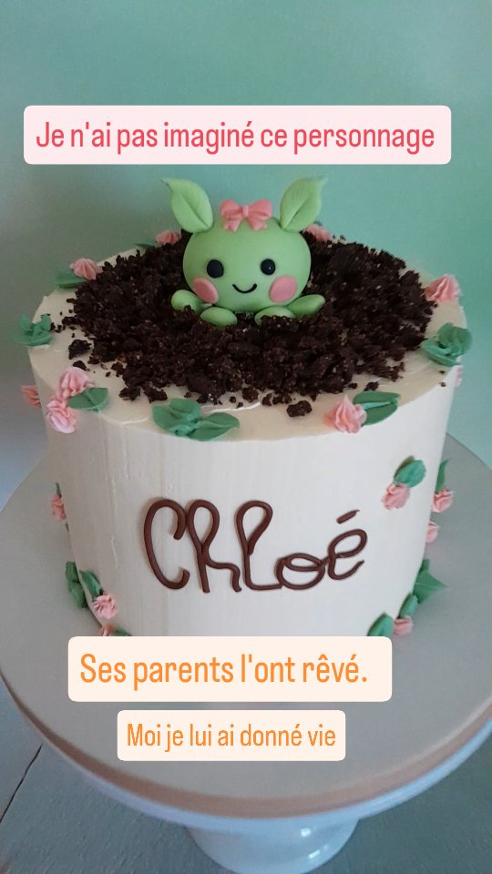 Ils m’ont partagé leur idée… et j’ai pris un immense plaisir à lui donner forme.
Pour le premier anniversaire de leur petite Chloé, ses parents sont arrivés avec une demande pleine de sens.
Chloé signifie “jeune pousse” en grec. 🌱
Ils ont donc imaginé un petit personnage tout doux, comme une jeune pousse qui sortirait délicatement de terre.
Des joues roses, un regard malicieux, un petit nœud…
Un univers tendre et “tout choupinou”, à l’image de leur fille.
Ils ont mis beaucoup de cœur à imaginer le gâteau de leurs rêves pour ce moment si important.
C’est exactement ce que j’aime dans mon travail : ces échanges, cette confiance, cette envie de créer quelque chose d’unique pour une date qui compte.
Quand la maman est venue récupérer le gâteau, elle avait les larmes aux yeux.
Et ça… ça m’a profondément touchée.
À ce moment-là, je me suis dit que j’avais vraiment de la chance de faire ce métier.
Et j’ai complètement craqué pour ce petit personnage.
Je lui ai même dit que je me verrais bien suivre ses aventures en BD tellement il est attachant 💚
.
.
.
.
.
Gateau personnalisé. Layer cake. Dessin. Création. Pâtisserie. Anniversaire. 1 an. Gâteau anniversaire Lyon. Premier anniversaire. Cake Design Lyon