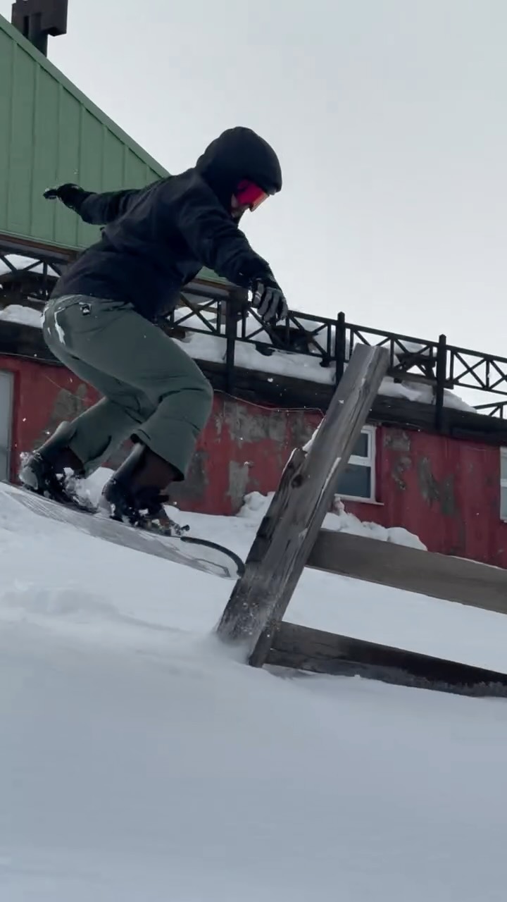 Onlar kesinlikle çocuk değil benim ekürilerim. Mimarimiz @merveiserier 👌🎬🫶
#snowboard
#kidsskiing #skiholiday #familyski #fypage