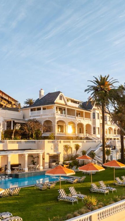 Perched above Bantry Bay in Cape Town with front-row views of the Atlantic Ocean, Ellerman House is (in our opinion) truly one of the most special hotels in the world.
Home to one of the largest private collections of South African art, next-level wine experiences, and sunsets that make you cancel dinner plans (temporarily), it’s a property that will have you longing to come back before you’ve even left.
#trunksandtracks #bespoketravel #southafrica #travelessentials #safari