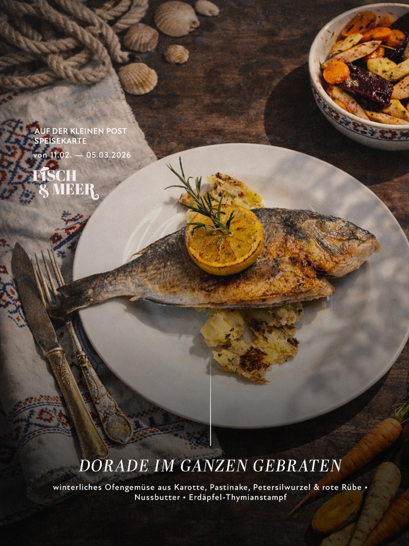Wir begrüßen den Aschermittwoch mit unserer Dorade 🐟✨
Aus dem kroatischen Meer wird sie im Ganzen gebraten – herrlich aromatisch mit Rosmarin & Thymian. Innen saftig, außen mit feinen Röstaromen.
Dazu servieren wir winterliches Ofengemüse (Karotte, Pastinake, Petersilwurzel & rote Rübe), Nussbutter und Erdäpfel-Thymianstampf.
Ein ehrlicher Fischgang, mit dem der Winter elegant abklingen darf.