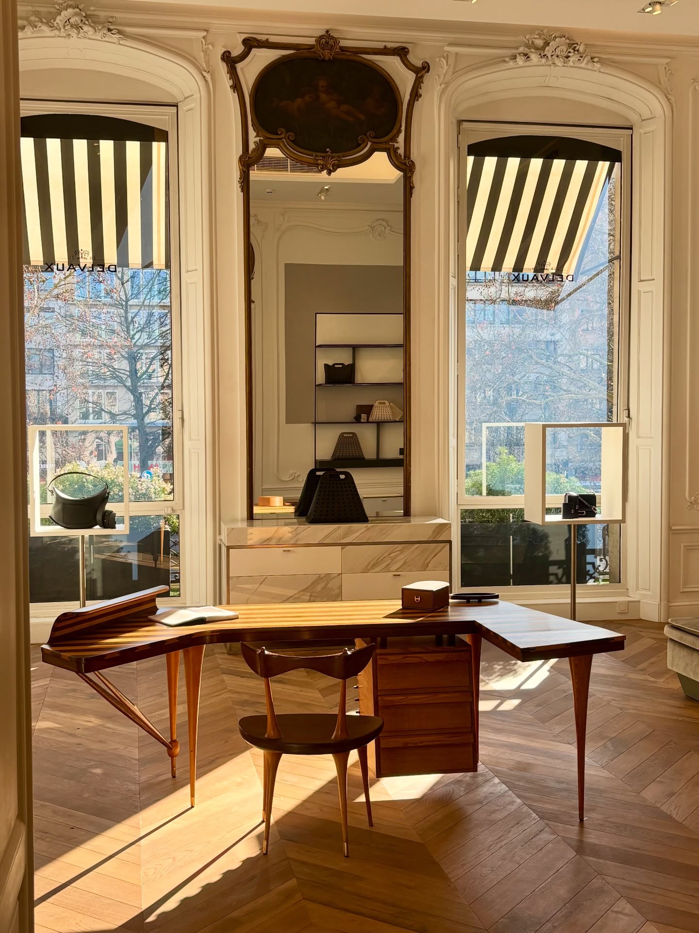 #tbt to the private tour of Le 27, by Delvaux 🇧🇪 The Belgian House turns nearly two centuries of craftsmanship into a living retail experience.
This flagship is more than a landmark: it is the place where heritage and product mastery, local design and client storytelling converge under one historic roof.