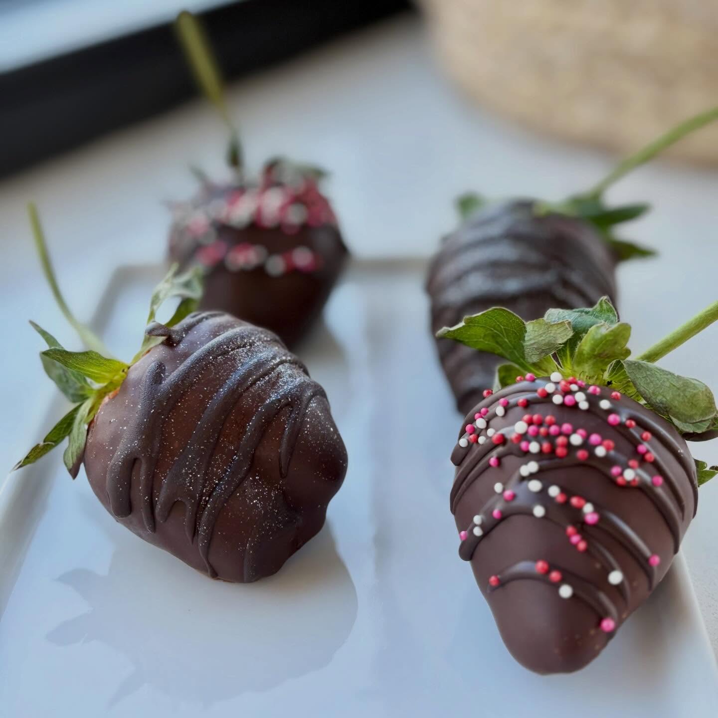 Strawberry season 🍫🍓
We’ve got chocolate covered strawberries now until sold out!
We’ve extended our hours this weekend! Come by to warm up or for a Valentine’s Day treat! ❤️🐕
Friday (UP200) 8am - 9pm
Saturday (Valentine’s Day) 8am - 6pm
Sunday (Back to normal hours) 8am - 4pm