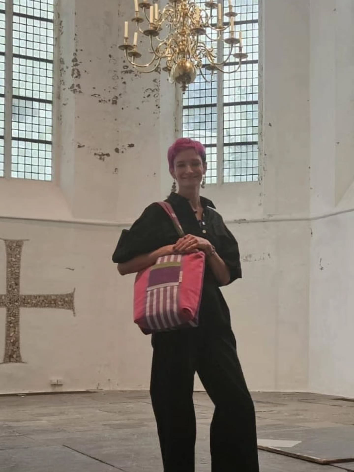 Een tas met een verhaal
Ik ben s'tof spul begonnen in de periode dat ik aan de opleiding tot GZ-psycholoog bezig was. Twee pittige jaren, waarin ik mijn creatieve ei kwijt kon in het naaien. Na de afronding van die opleiding, afgelopen december, ben ik op reis gegaan naar Sri Lanka, waar ik een paar mooie stoffen heb gevonden. En van één van die stoffen heb ik deze vrolijke tas genaaid, zodat die als accessoire mee kon naar mijn diploma-uitreiking. Zo is het cirkeltje rond, maar ik blijf uiteraard naaien. In mijn nieuwe functie heb ik daar zelfs wat meer tijd voor 💜🩷