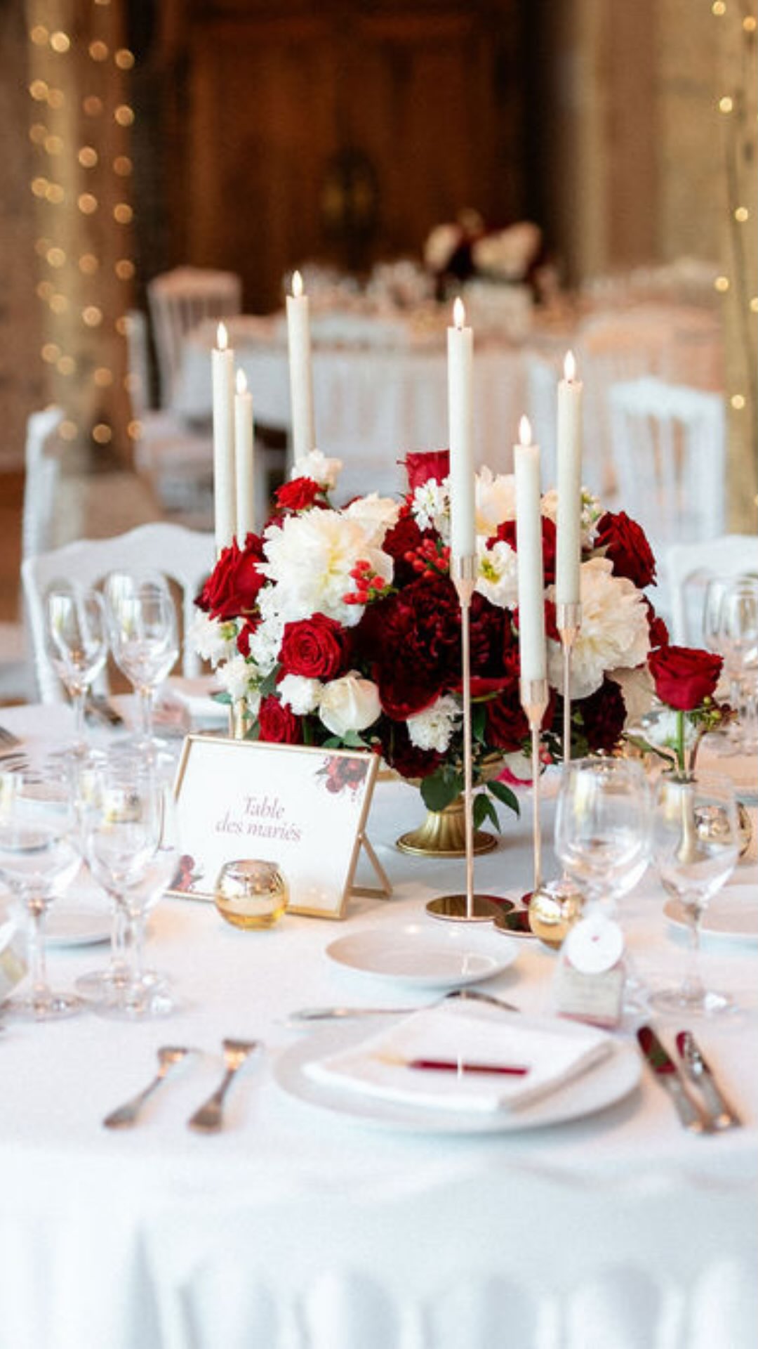 Je vois trop souvent cette erreur avec le rouge 😱
« Votre thème c’est quoi ? » -« rouge » -« rouge et …? » -« rouge et blanc » ❌
Han-han ! Ça suffit pas ! Si vous choisissez des compositions florales avec du rouge et du blanc (et même du vert), vous allez avoir un effet contrasté très (trop) fort. Presque agressif ! Ça manque de lien, d’harmonie, de reflets, c’est pas très stimulant pour l’œil…
En plus si vous faites une majorité de fleurs blanches et un tout petit peu de fleurs rouges, vous risquez d’avoir un effet « tache » 😅
Même quand on choisit une couleur principale dominante, le rouge par exemple, c’est important de construire une palette de couleurs. Avec du rose 🌸 pour l’adoucir ? Du pêche, pour le rendre plus chaud ? Ou même du violet, pour plus d’audace ?
Ici l’idée c’était le romantisme, la passion ❤️🔥 alors on a simplement travaillé plusieurs nuances de rouge, du plus peps pour la luminosité au plus bordeaux pour la profondeur. C’est tout bête, mais on ressent beaucoup plus d’émotions que si tout avait été d’une même couleur unie 😊
Vous le saviez ?
➡️ Vous pouvez retrouver toutes mes idées de palettes de couleurs autour du rouge sur le blog (lien en bio) !
—
Crédits mariage :
Lieu de réception : @chateaudamecourt
Wedding planner : @alexandrinewedding
Wedding designer : @oury.event
Designer floral : @cherry_wedding_paris
Photographe : @coralinesalgueiro_photography
Officiante : @unsamedidavril
DJ : @skevent76
MUAH : @ori.makeup.hair
Robe de mariée : @lejourdenotreoui
Bijoux : @atelier_sarah_aime
Costume : @johanntailleur
#centredetablemariage #fleursmariage #mariagerouge #mariagebordeaux #burgundywedding