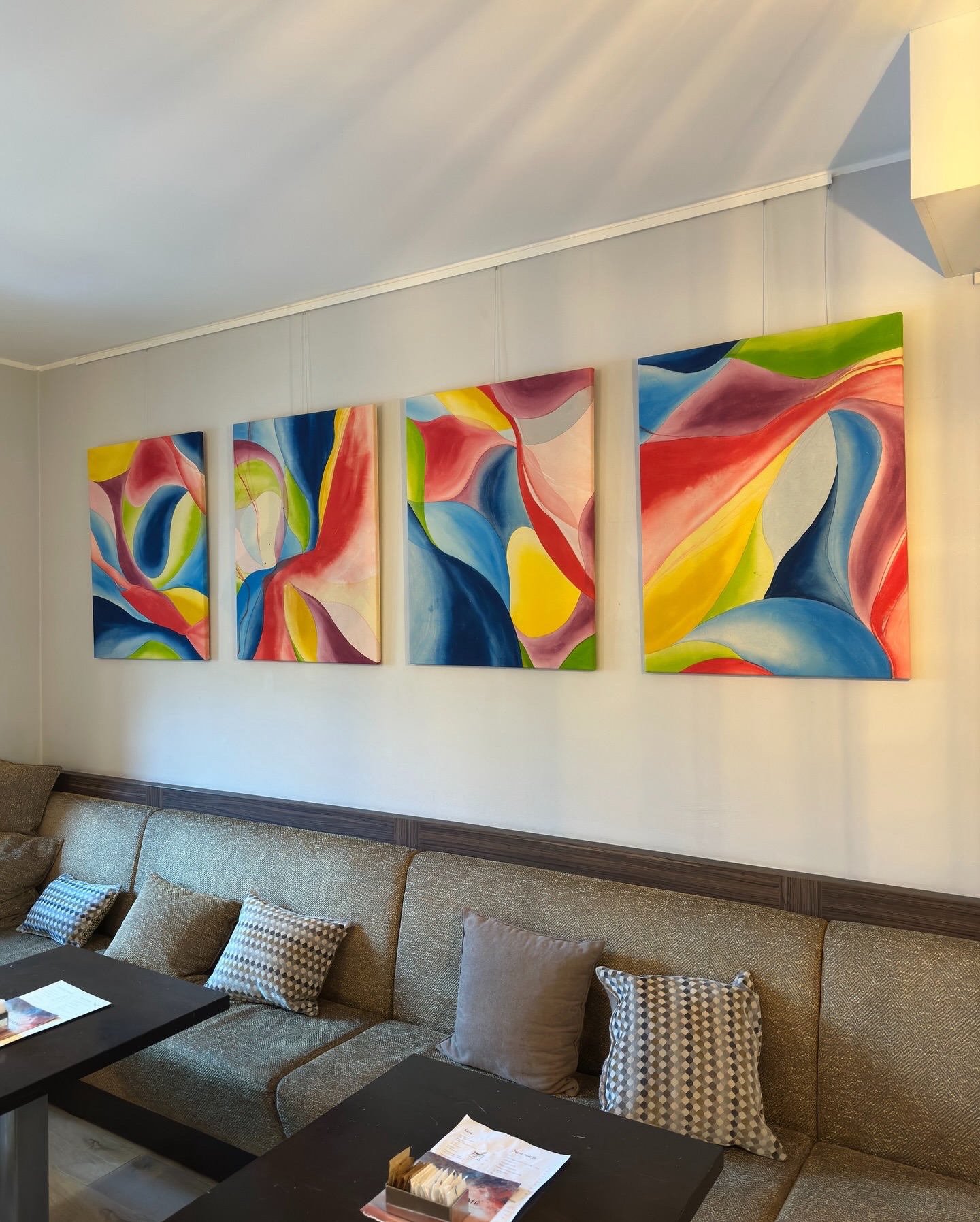 Bold Advisor currently on display in Café Charmé, Prague Kunratice 🌷🌻✨
#exhibition #art #prague