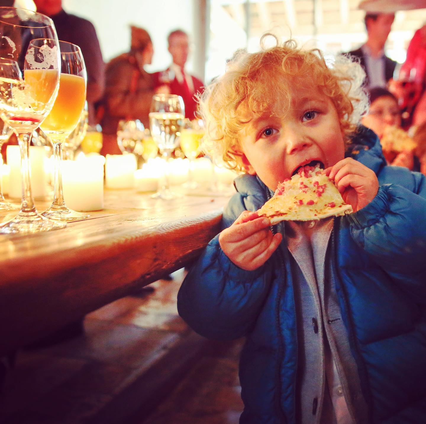 Hungry 😋? The part I love the most on the weddings 👰🏻. Okay I also love to take pictures 📸. Make sure you have enough to eat if you book me as your photographer. Amazing food from the @hofgutmaisenburg #brideandgroom #instabride #weddingblog #hochzeit #weddingdreams #weddinglocations #hochzeitstag #traumhochzeit #THEVINCENTKEINER #love #hochzeit2020 #weddingjournalism #weddingdocumentary #keinerkenntdichbesser #tvk