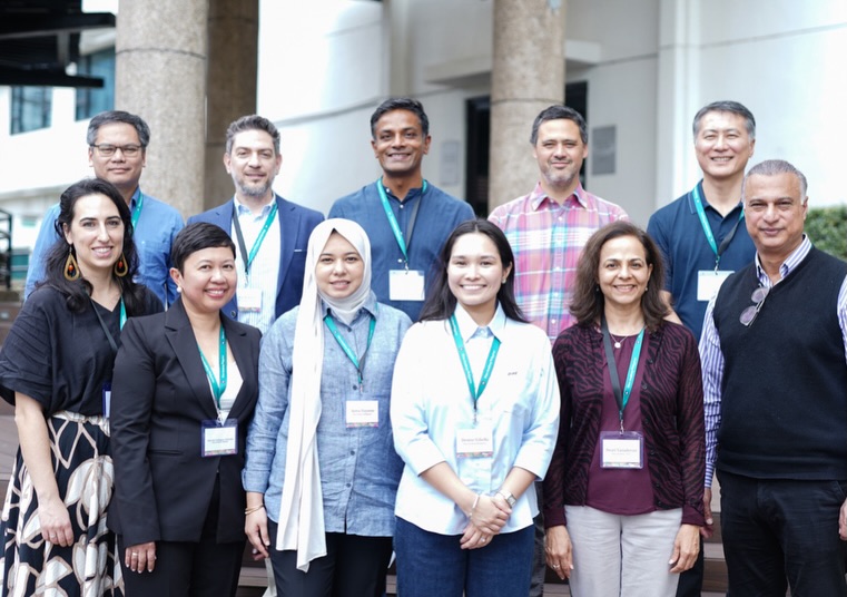 İnanması güç ama bu fotoğraf, dünya nüfusunun neredeyse yarısına karşılık gelen yaklaşık 3,96 milyar insanın eğitimine katkı sağlayarak hayatına dokunma potansiyeline sahip.
Bugün 59 dilde ücretsiz eğitim sunan @khanacademy ’nin en büyük 10 ülke operasyonunun yöneticileri, üst yönetim ekibi ve uluslararası merkez ekip üyeleri; Khan Academy Filipinler’in ev sahipliğinde Manila’da bir araya geldi.
Eğitimde fırsat eşitliği için küresel ölçekte birlikte düşünmek, üretmek ve iş birliğiyle harekete geçmek… #KhanAcademy için yeni bir dönem başlıyor.
İlk kez düzenlenen Global KhanX Convening, Khan Academy’nin uluslararası vizyonuna yön vermeyi amaçlayan önemli bir buluşmaydı. Bir hafta boyunca strateji toplantıları gerçekleştirdik; eğitim teknolojilerindeki yenilikler, eğitimde yapay zekâ araçlarının doğru ve etik kullanımı ve önümüzdeki dönemde hayata geçirilecek çözümler üzerine çalıştaylar yaptık.
Program kapsamında Filipinler Eğitim Bakanı ve üst düzey eğitim yöneticileriyle bir araya gelerek görüş alışverişinde bulunduk; saha ve okul ziyaretleriyle yerel etkiyi yakından gözlemledik.
Türkiye ve ABD’nin yanı sıra Meksika, Brezilya, Peru, Şili, Hindistan, Pakistan, Bangladeş, Vietnam ve Filipinler’den ülke yöneticilerinin katıldığı bu buluşma benim için çok kıymetliydi:
• Küresel ölçekte şekillenen gelecek planlarını yakından öğrenme ve katkı sunma fırsatı,
• Eğitim teknolojileri ve özellikle eğitim için tasarlanan yapay zekâ araçlarını uzmanlarından dinleme ve deneyimleme imkânı,
• Farklı coğrafyalarda eğitimde fırsat eşitliği için çalışan ekiplerin deneyimlerinden öğrenme fırsatı,
• En eski ülke operasyonu @khanacademyturkce olarak Türkiye’de #STFA’nın desteğiyle yürüttüğümüz çalışmaları ve deneyimlerimizi paylaşma imkânı bulduğum için mutluyum.
“Herkese, her yerde, dünya standartlarında, ücretsiz eğitim” mottosuyla yola çıkan ve hayat boyu öğrenmeye inanan bir kurumun temsilcileri olarak, bir araya geldiğimizde sosyal etkimizin katlanarak büyüyeceğine inanıyorum.
Ev sahipliği için @khanacademy_philippines ekibine, organizasyon için uluslararası operasyonlardan sorumlu merkez ekibimize ve deneyimlerini cömertçe paylaşan tüm meslektaşlarıma teşekkür ederim.