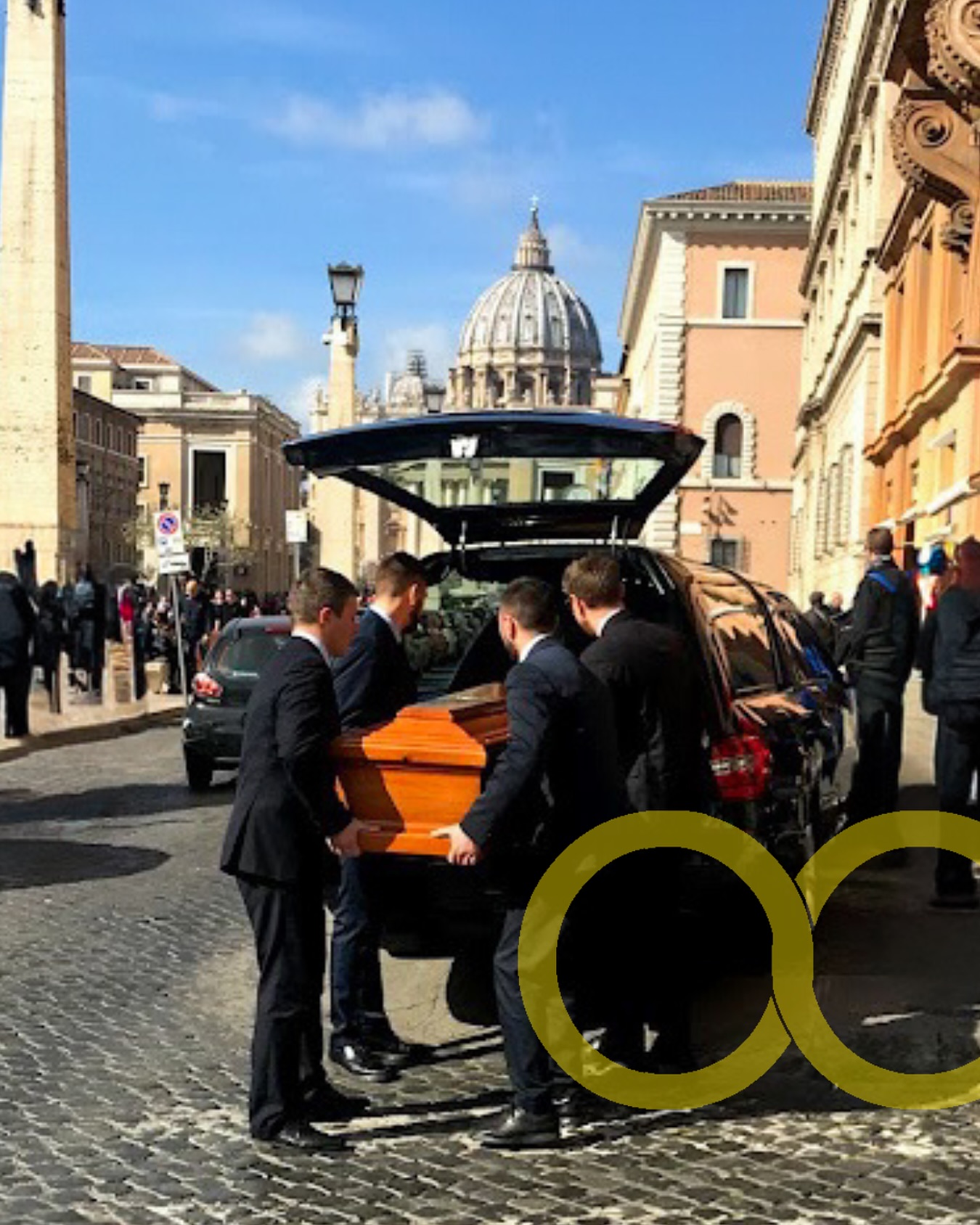 Nel momento del lutto non si sceglie a caso
e non si sceglie con leggerezza.
Affidare un ultimo saluto significa fare una scelta precisa.
Poter essere rassicurati, sapere, capire,
ed essere accompagnati senza il timore che la propria vulnerabilità possa dar spazio ad ambiguità; chiarezza, gentilezza e trasparenza
non sono dettagli secondari, ma elementi fondamentali di una scelta consapevole.
Non sentirsi soli proprio quando se ne ha più bisogno è ciò che dovrebbe accompagnare ogni famiglia in un momento così triste e delicato come la perdita di una persona cara.
Un funerale non è una pratica da sbrigare.
È un passaggio che resta inciso nella memoria di chi resta.
E ogni emozione vissuta, come ogni singolo dettaglio, conta.
Per questo la scelta dell’agenzia funebre non è banale e non può essere affidata al caso.
È una responsabilità.
Ed è l’ultimo gesto d’amore possibile.
Noi crediamo che certe decisioni vadano prese con consapevolezza,
perché ciò che si fa in quel momento
rimane per sempre.
Organizzazione Cattolica Onoranze Funebri
Quando la scelta deve essere all’altezza di ciò che si è amato
#sceltaconsapevole
#esserci
#umanità
#rispetto
#trasparenza
#nonseisolo
#accompagnare
#ultimosaluto
#memoria
#presenza
#organizzazionecattolica
#onoranzefunebri
#roma