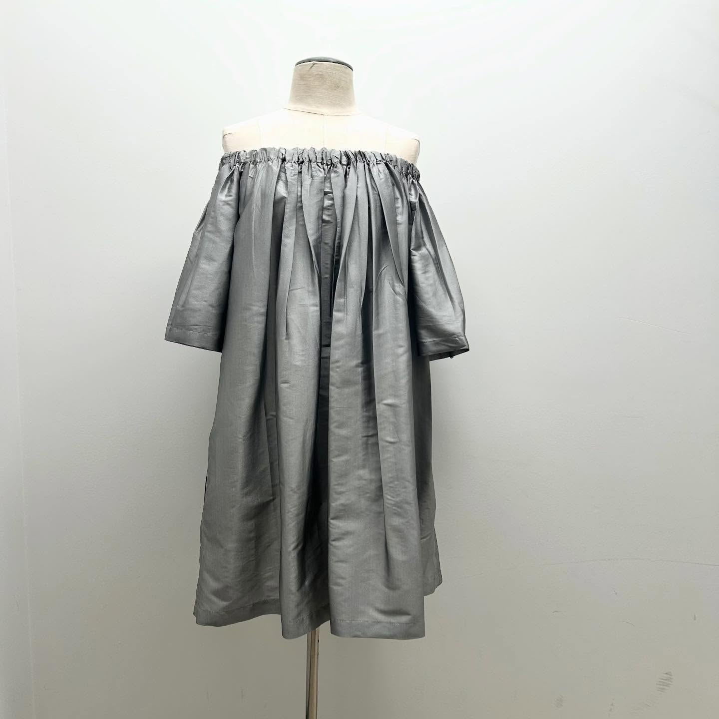 Aluminum silk blend dress.
Off shoulder, easy fit with pockets
#isabelledunlopclothing #madeinvancouver #elegance